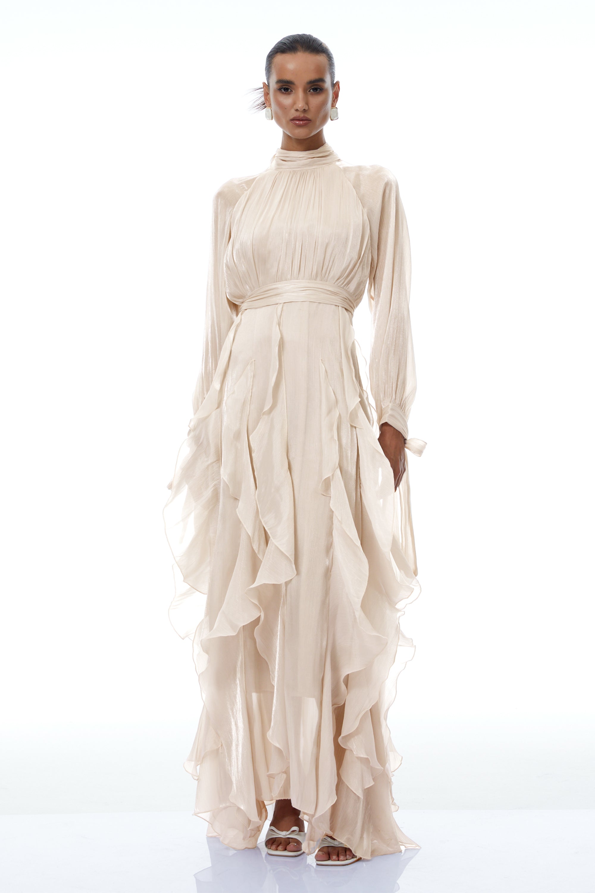 Vestido maxi plisado y ruffled Zélie en acabado brillante en tono neutro, diseñado por Final Sale, para ocasiones elegantes.