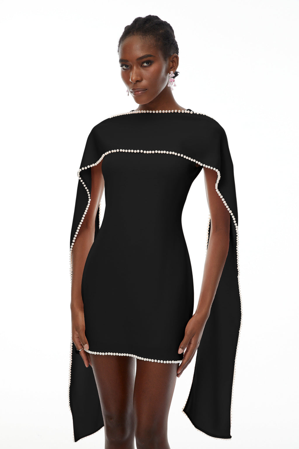 Vestido mini sin mangas negro Piroska Bridal con detalles de perlas y estilo elegante para ocasiones especiales.
