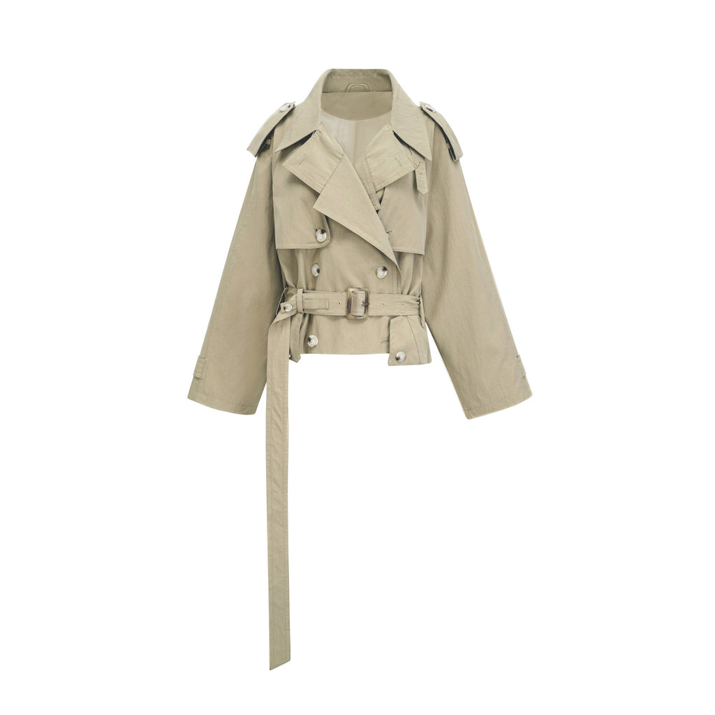 Abrigo trench con cinturón de la marca MRNewyork, modelo Justine, en color beige, con solapa y cinturón en la cintura.