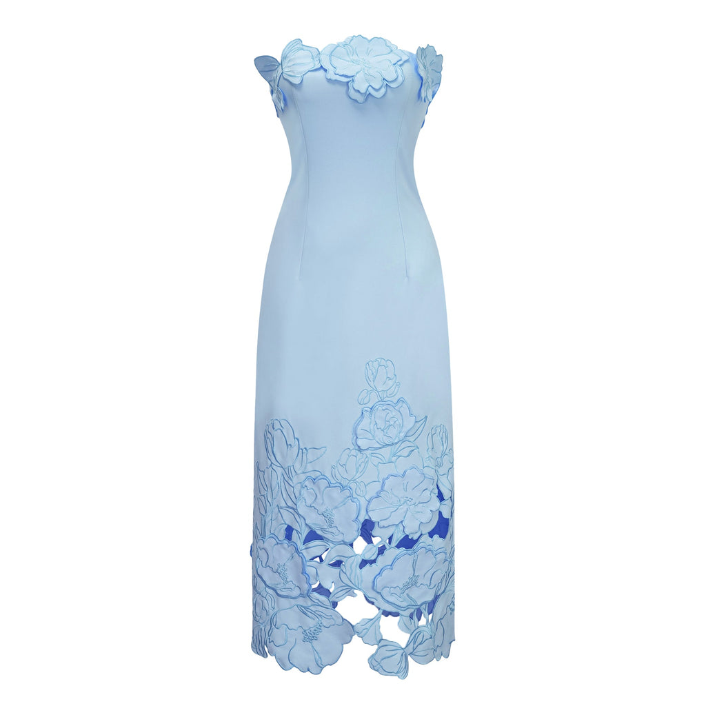 Vestido largo de novia sin tirantes Inga azul con bordados florales y diseño maxi, mostrado en la imagen.