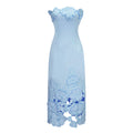 Vestido largo de novia sin tirantes Inga azul con bordados florales y diseño maxi, mostrado en la imagen.