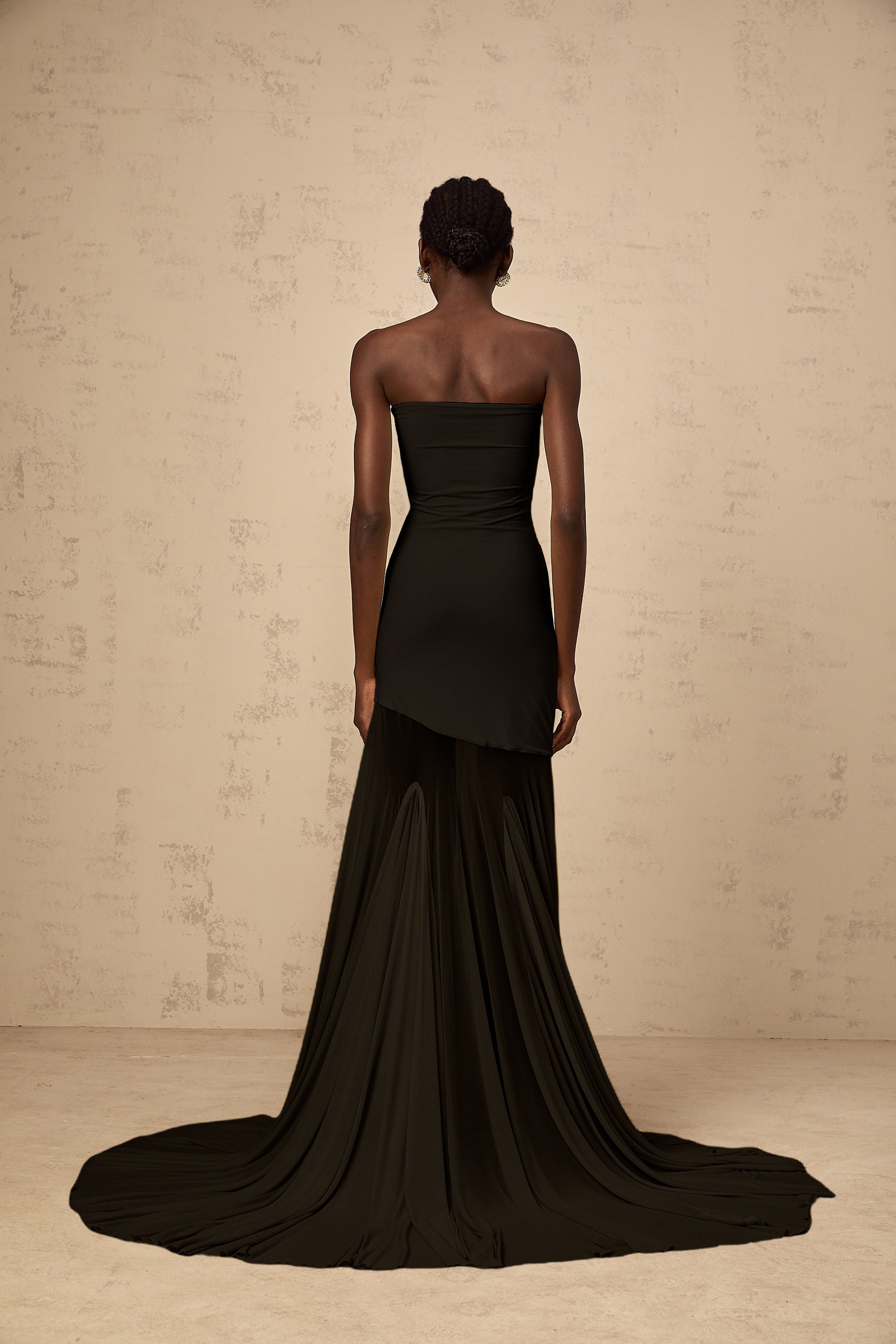 Vestido largo de tul negro de manga larga y hombros descubiertos de la marca Final Sale, con diseño transparente y elegante.