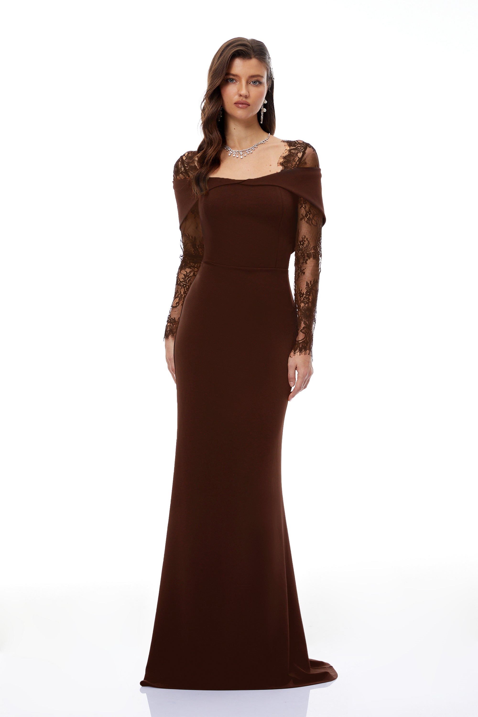 Vestido largo de novia Georgiana Brown con panel de encaje y falda acampanada, elegante y detallado.