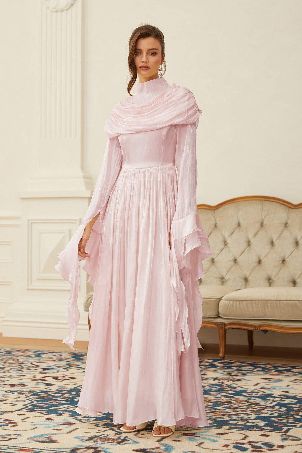 Vestido maxi rosa Danuta con fruncido y pliegues, vestido largo y elegante para ocasiones especiales.