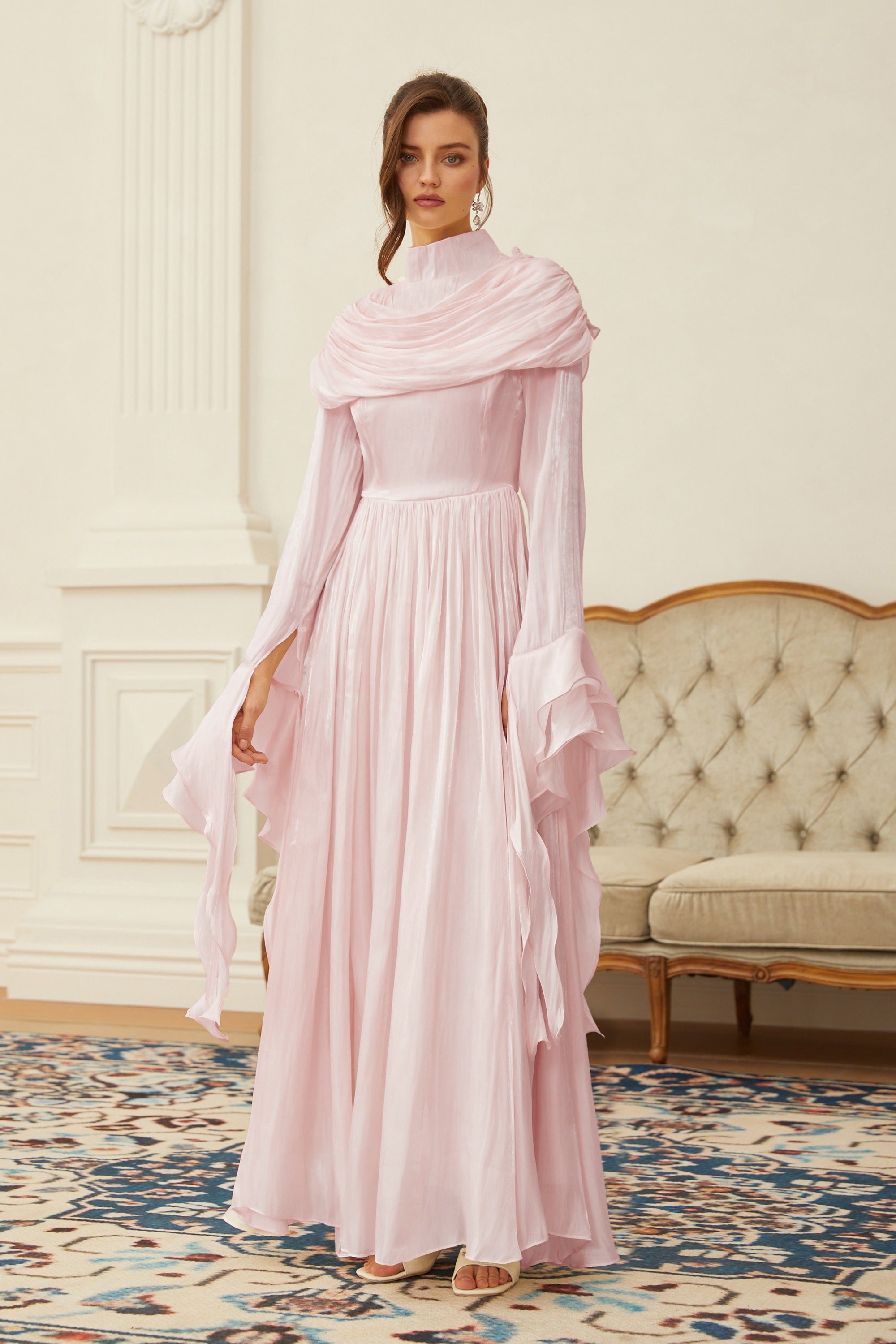 Vestido maxi rosa Danuta con fruncido y pliegues, vestido largo y elegante para ocasiones especiales.