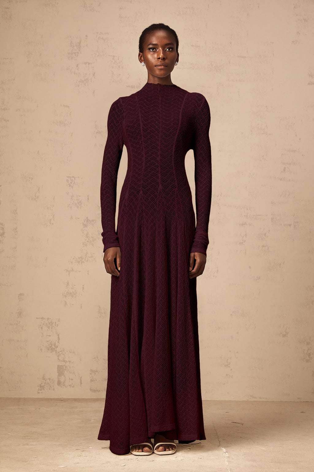 Vestido largo de encaje con patrón ondulado en rojo de la marca Final Sale, con detalles de encaje y diseño maxi.