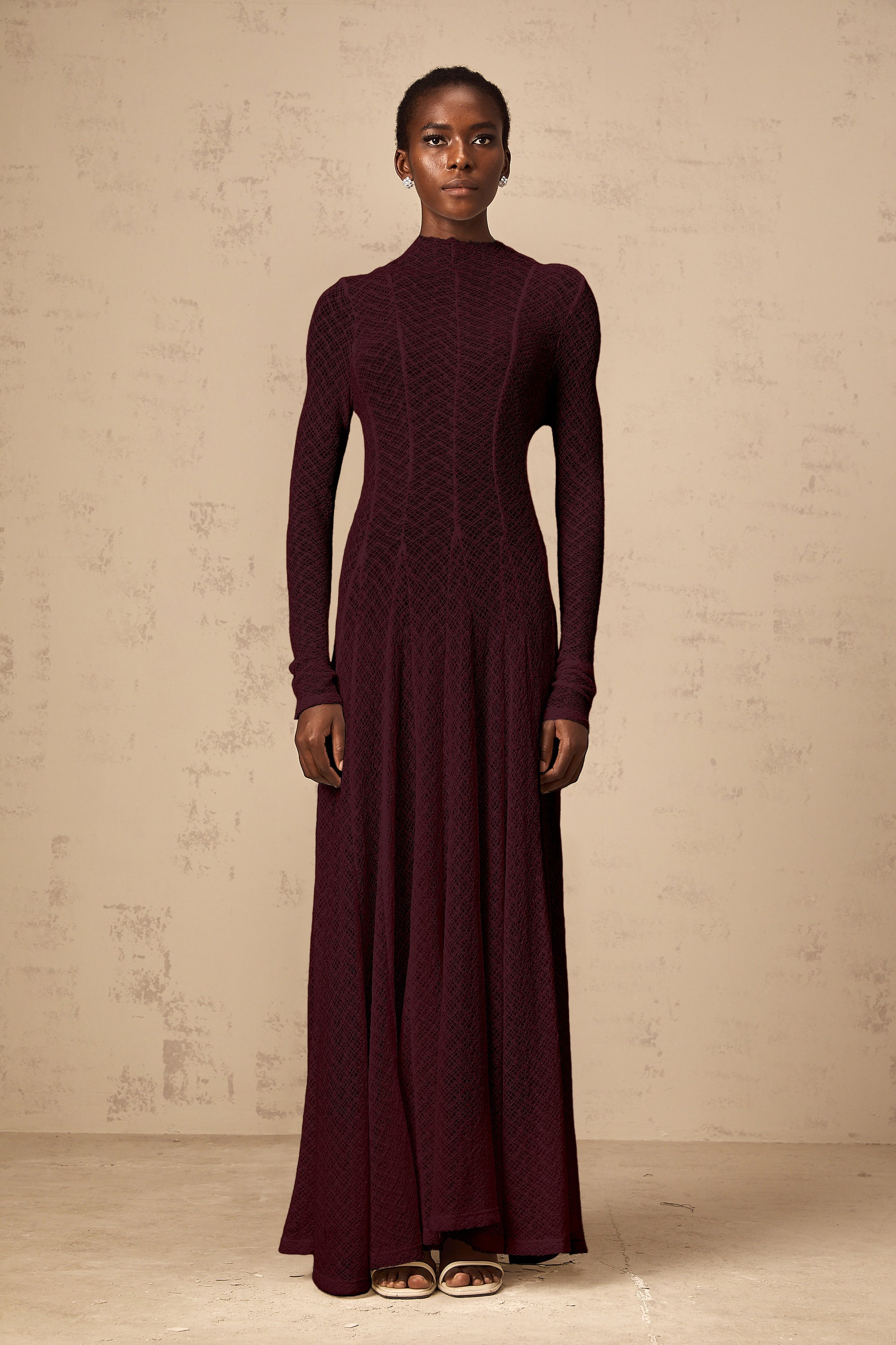 Vestido largo de encaje con patrón ondulado en rojo de la marca Final Sale, con detalles de encaje y diseño maxi.