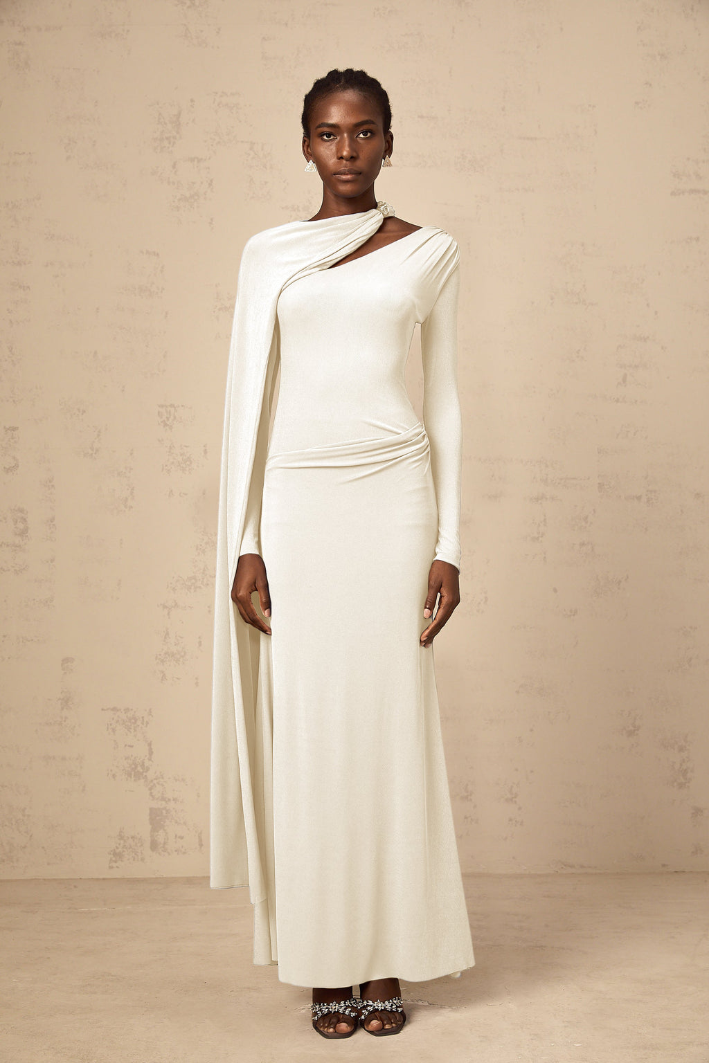 Vestido largo maxi Josette en color blanco con diseño diagonal ajustado, de la marca Final Sale, para ocasiones elegantes.