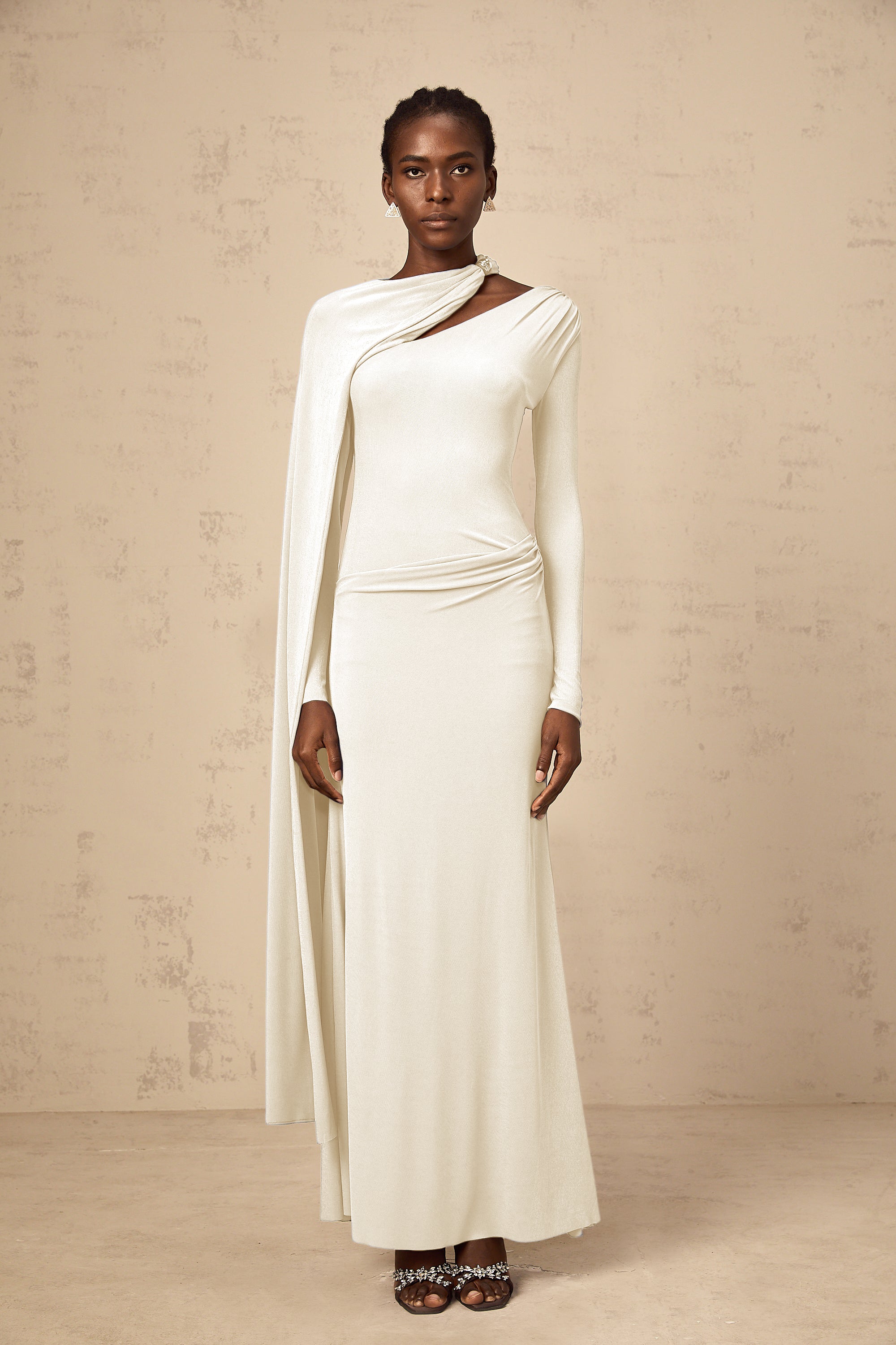 Vestido largo maxi Josette en color blanco con diseño diagonal ajustado, de la marca Final Sale, para ocasiones elegantes.