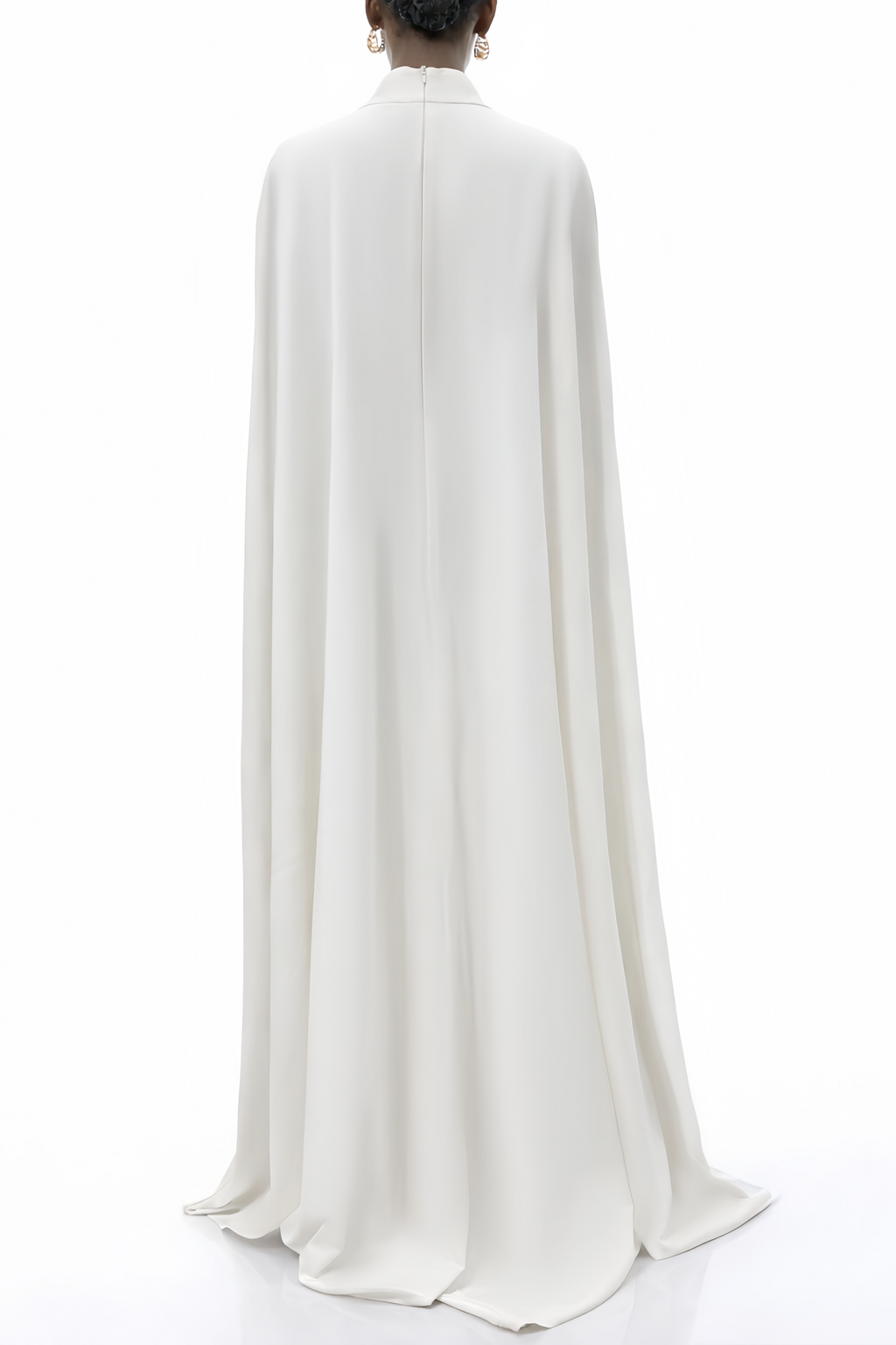 Vestido largo Antonina blanco de manga larga de la marca MRNewyork, con capa maxi elegante y detallada.