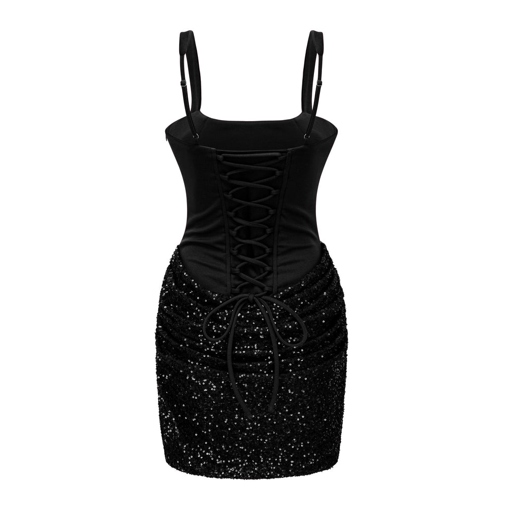 Vestido mini ajustado negro de novia con detalles adornados y fruncido, diseñado por Bridal.