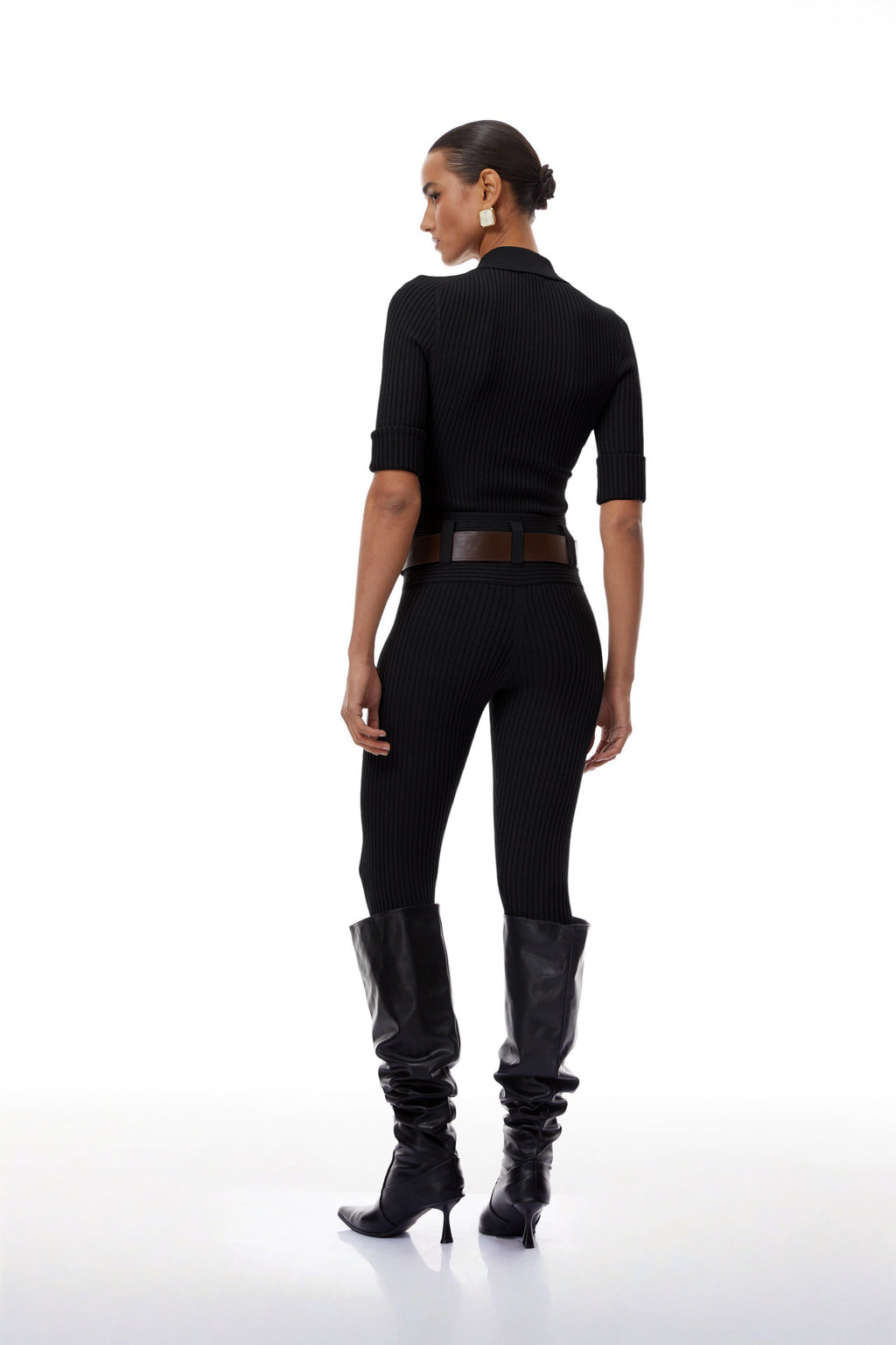 Conjunto de body y pantalones de punto acanalado negro de la marca Final Sale, estilo ajustado y elegante en la imagen.