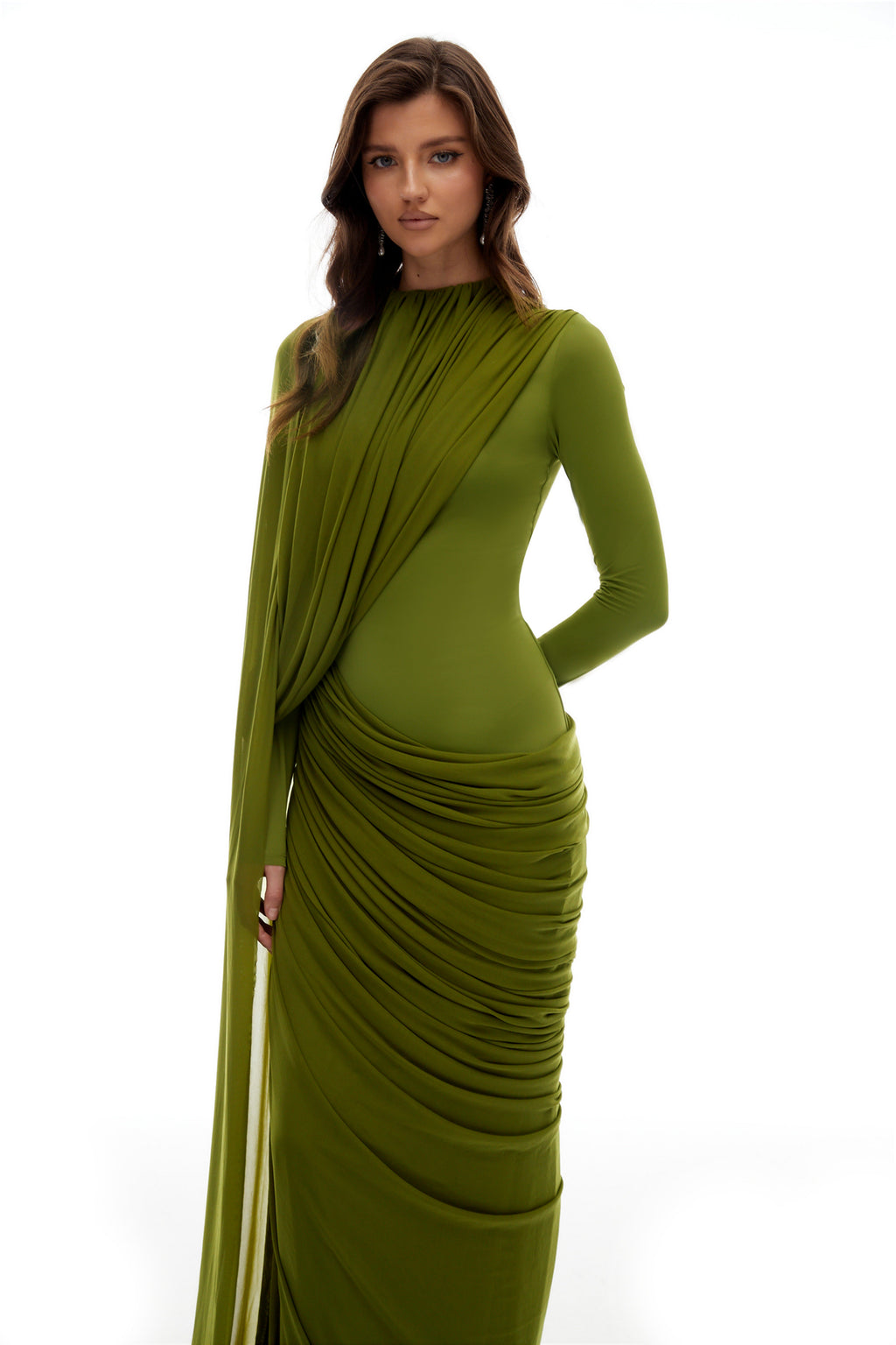 Vestido maxi asimétrico de seda verde Emilia Bridal con lazo drapeado y diseño elegante para ocasiones especiales.