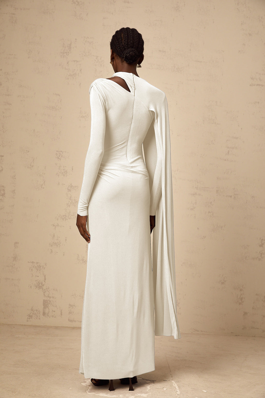 Vestido largo ajustado Josette White con chal diagonal, estilo maxi y diseño elegante para ocasiones especiales.