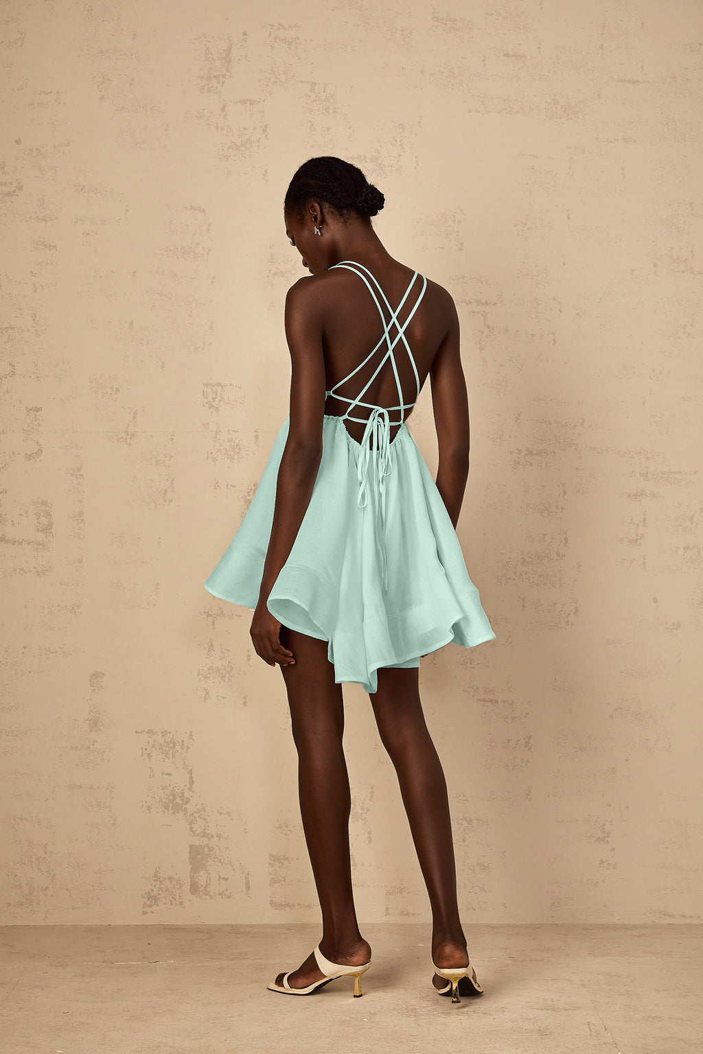 Vestido mini verde con frunces y volantes de la marca Final Sale, estilo quincie, en tela ligera y diseño femenino.