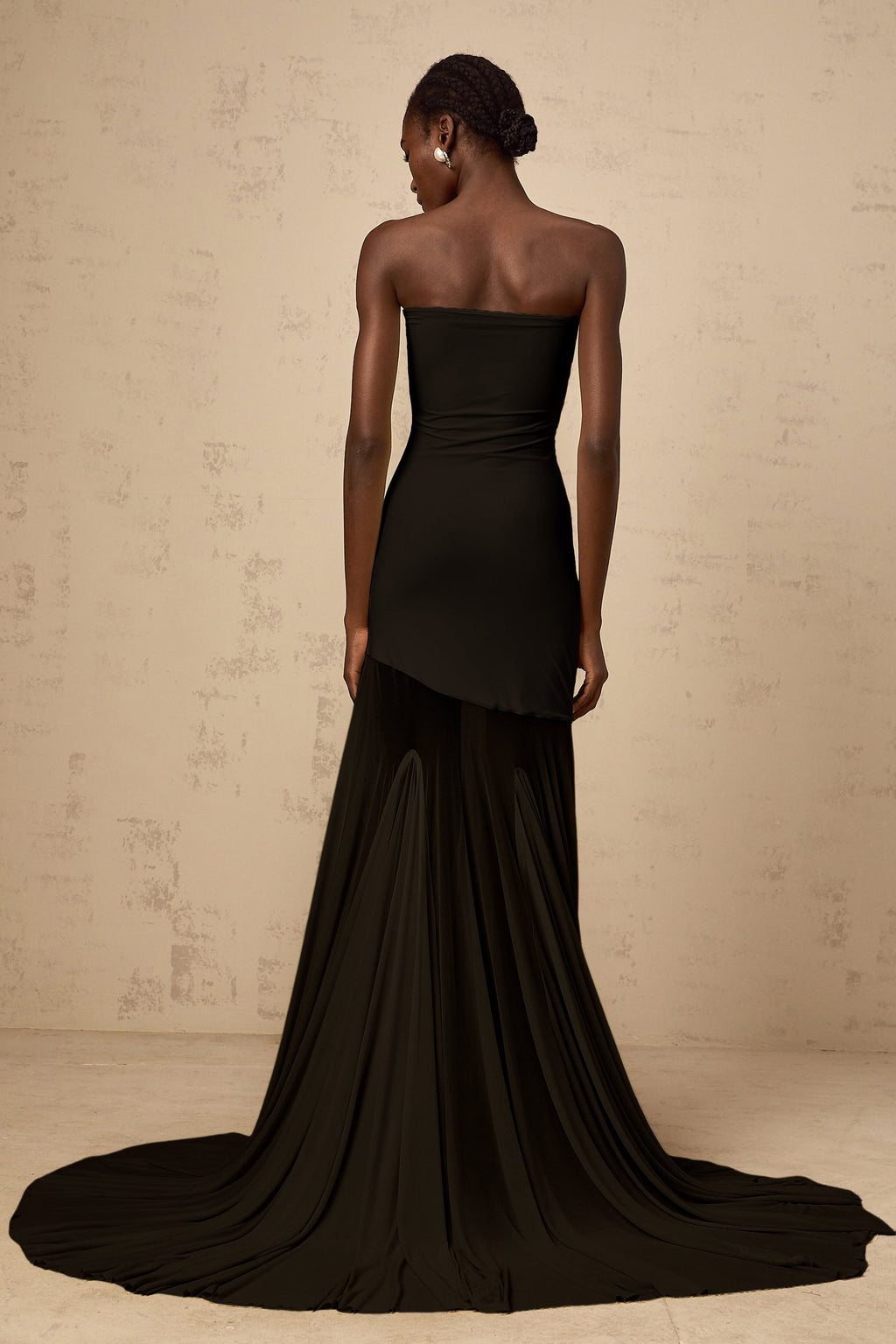 Vestido maxi negro de manga larga y escote en hombro de tul transparente de la marca Final Sale, estilo elegante y sofisticado.