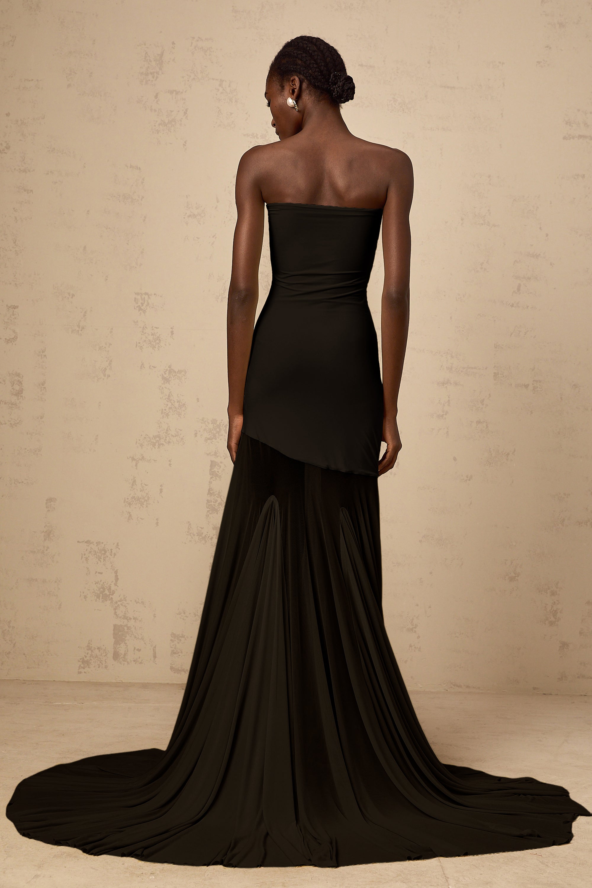 Vestido maxi negro de manga larga y escote en hombro de tul transparente de la marca Final Sale, estilo elegante y sofisticado.