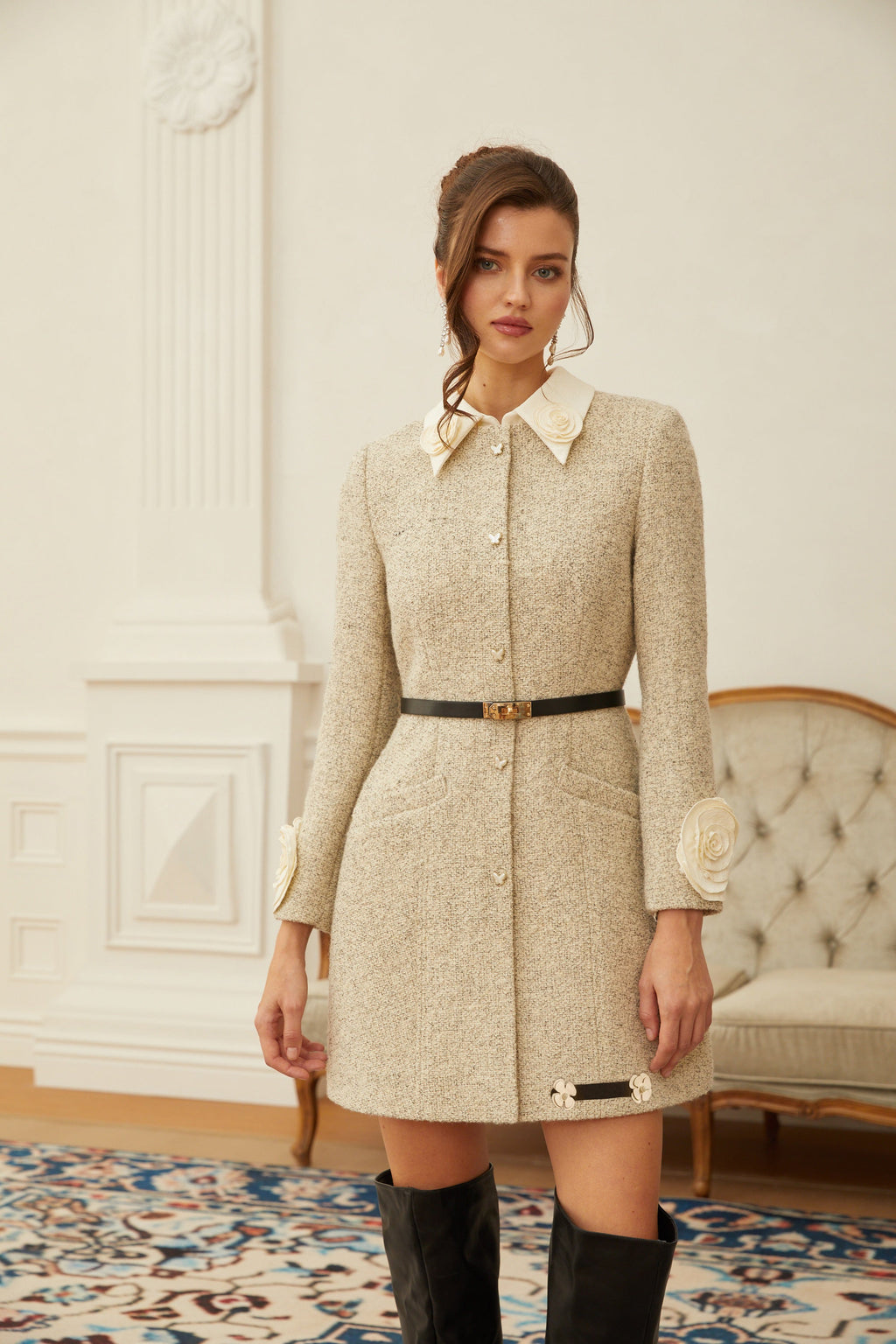 Vestido mini en tweed con diseño de pétalos en tonos neutros de Élodie Neutral 3D Petal, estilo elegante y moderno.