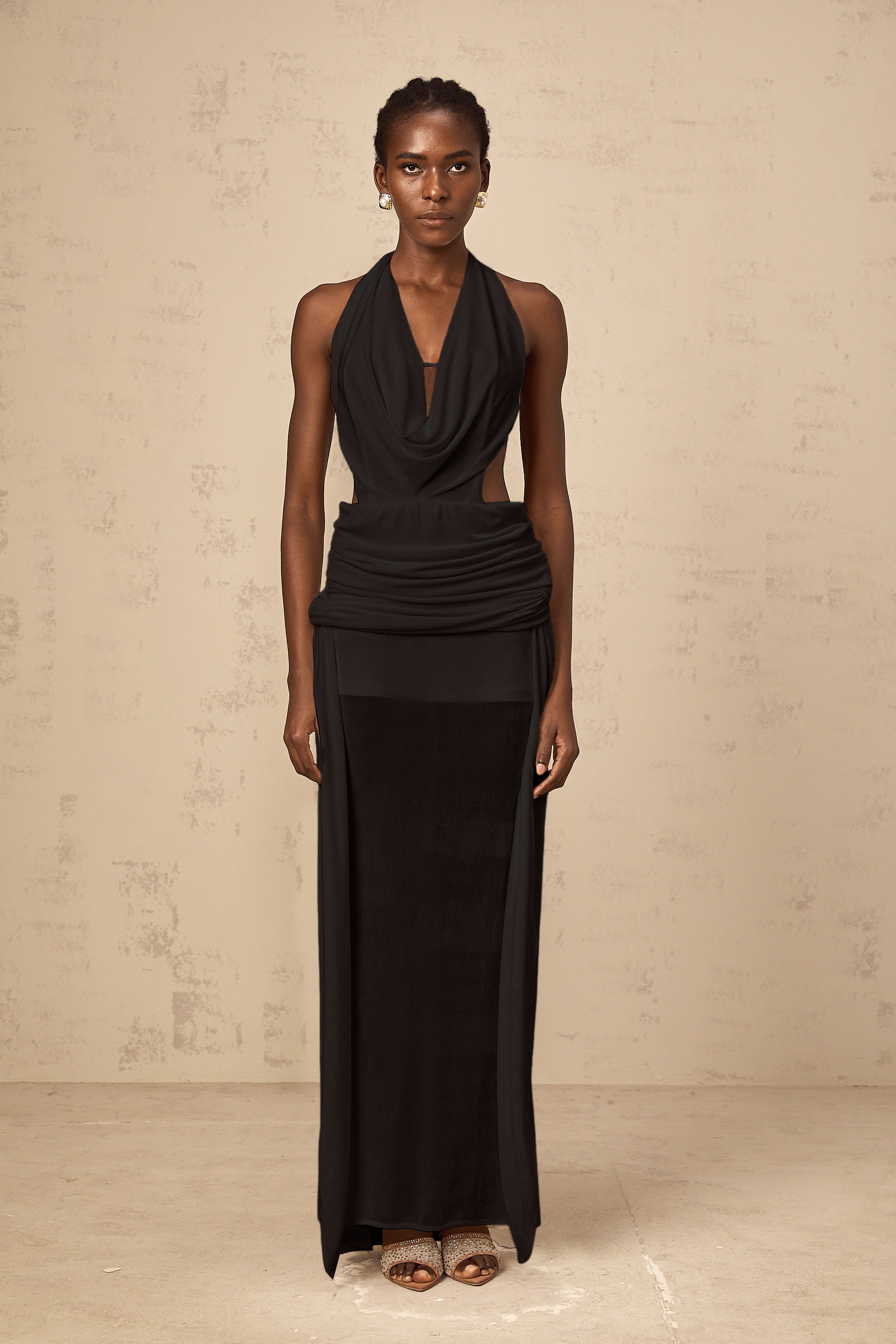 Vestido largo negro de tirantes halter y espalda descubierta de la marca Final Sale, para ocasiones elegantes.
