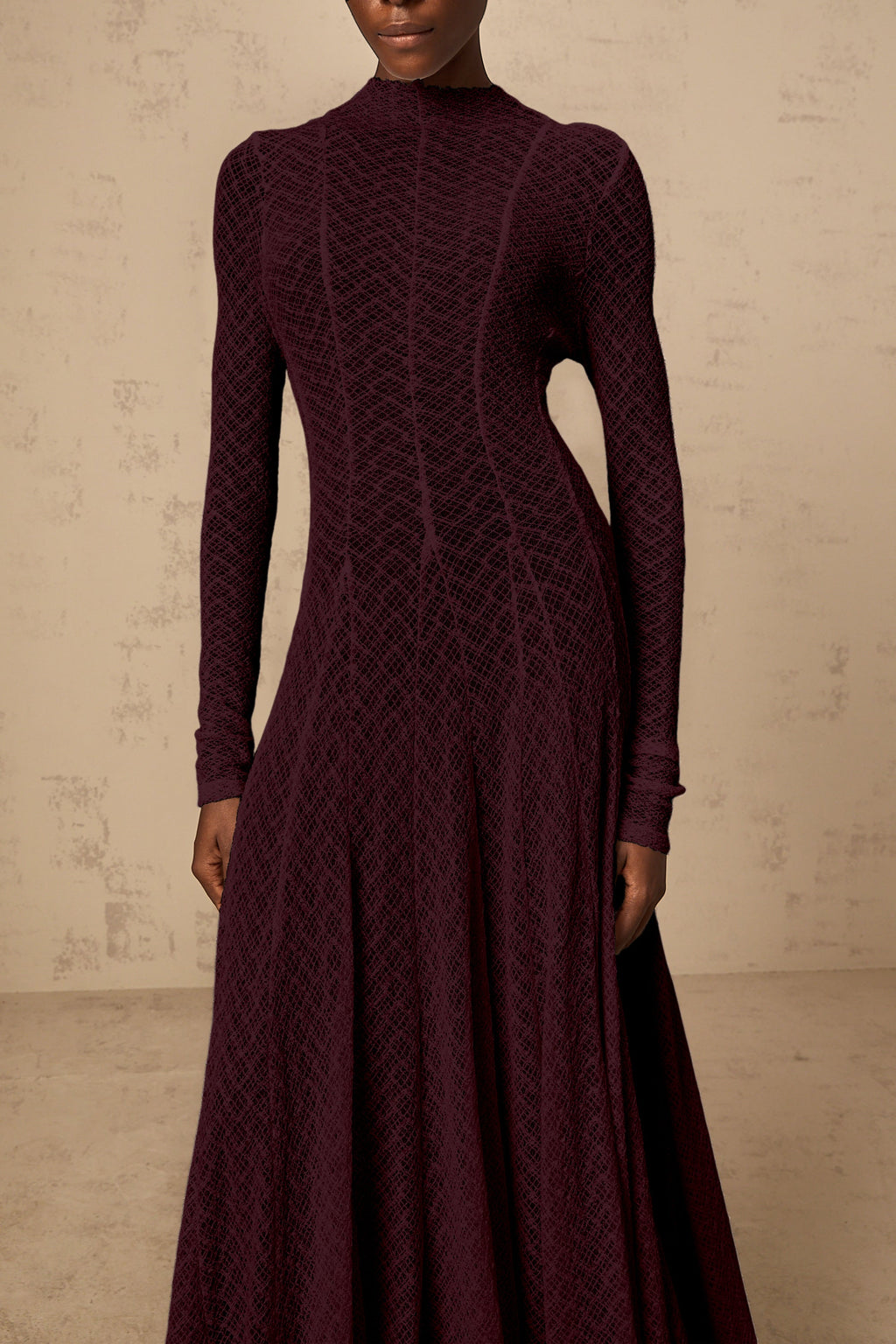 Vestido largo de encaje con patrón ondulado en rojo de la marca Final Sale, con diseño maxi y detalles elegantes.