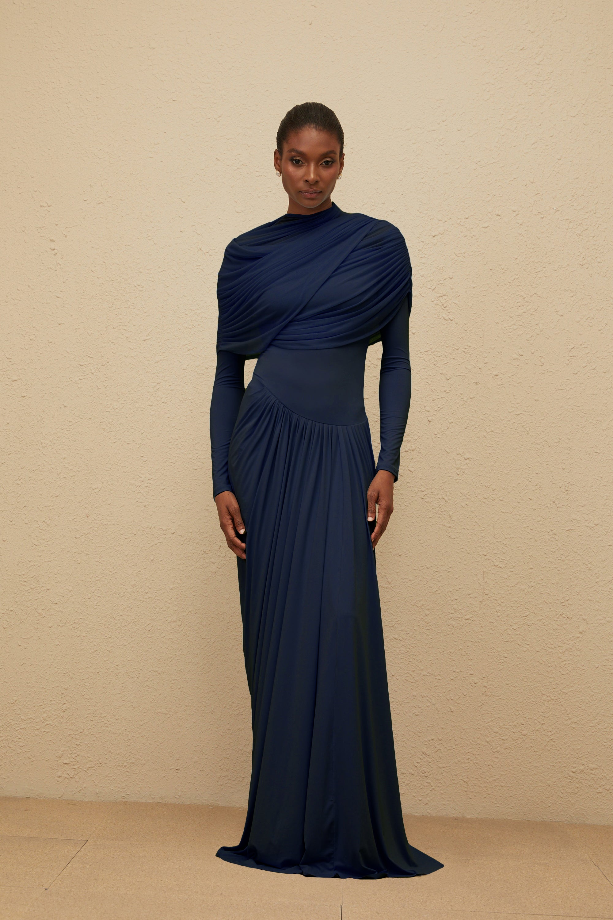 Vestido largo asimétrico de manga larga en azul marino con plisados, estilo maxi de la marca Final Sale.