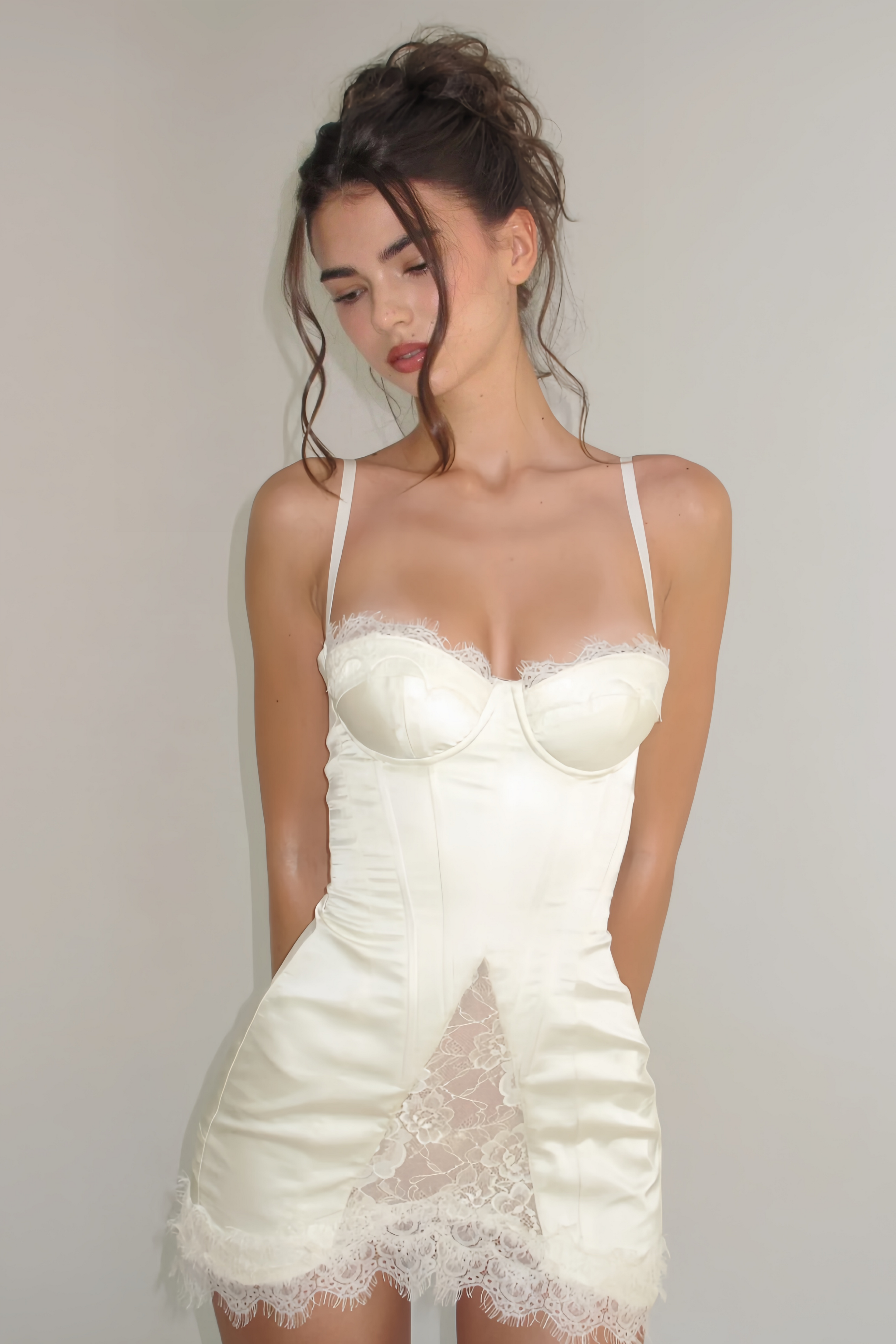 Vestido mini de satén blanco Juliette de MRNewyork con paneles de encaje, con detalles elegantes y corte ajustado.
