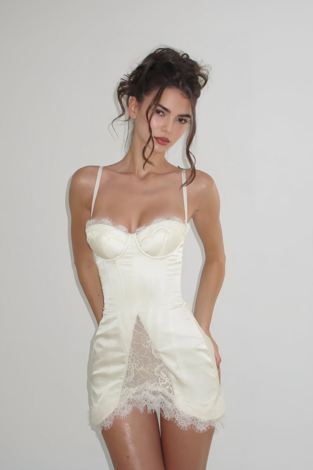 Vestido mini de satén blanco Juliette con paneles de encaje, vestido elegante de MRNewyork para ocasiones especiales.