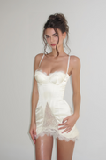 Vestido mini de satén blanco Juliette de MRNewyork con paneles de encaje y tirantes delgados.