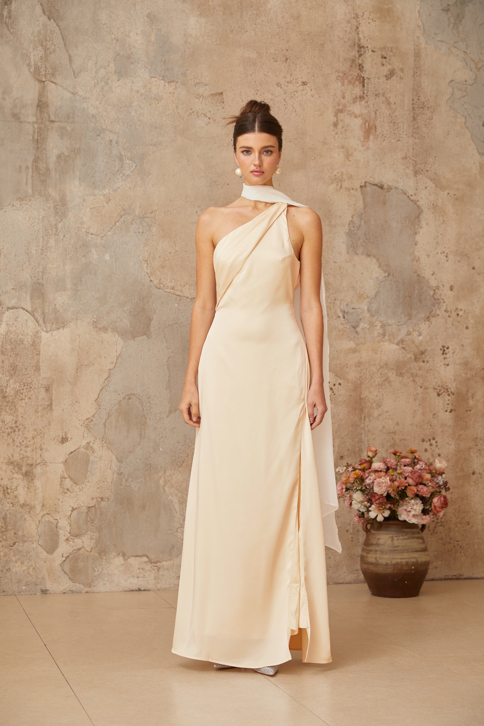 Vestido largo de satén con diseño neutro Thérèse, estilo maxi, de la marca Final Sale, muestra la prenda en color y corte elegante