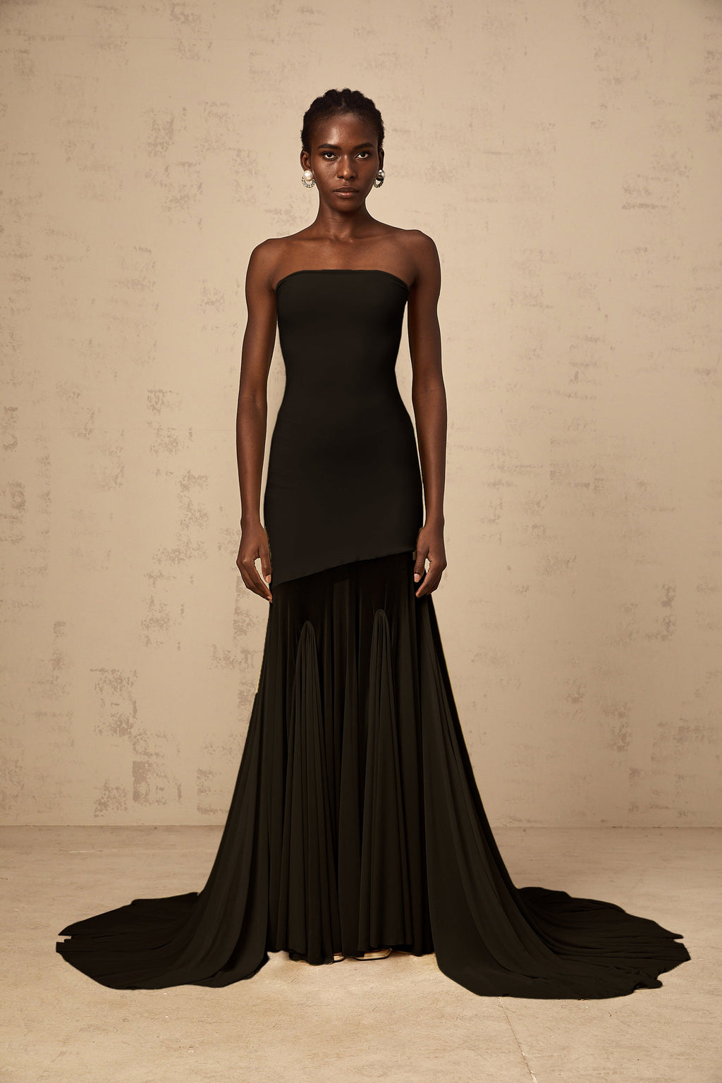 Vestido maxi negro de tul transparente con hombros descubiertos de la marca Final Sale, estilo elegante y formal.