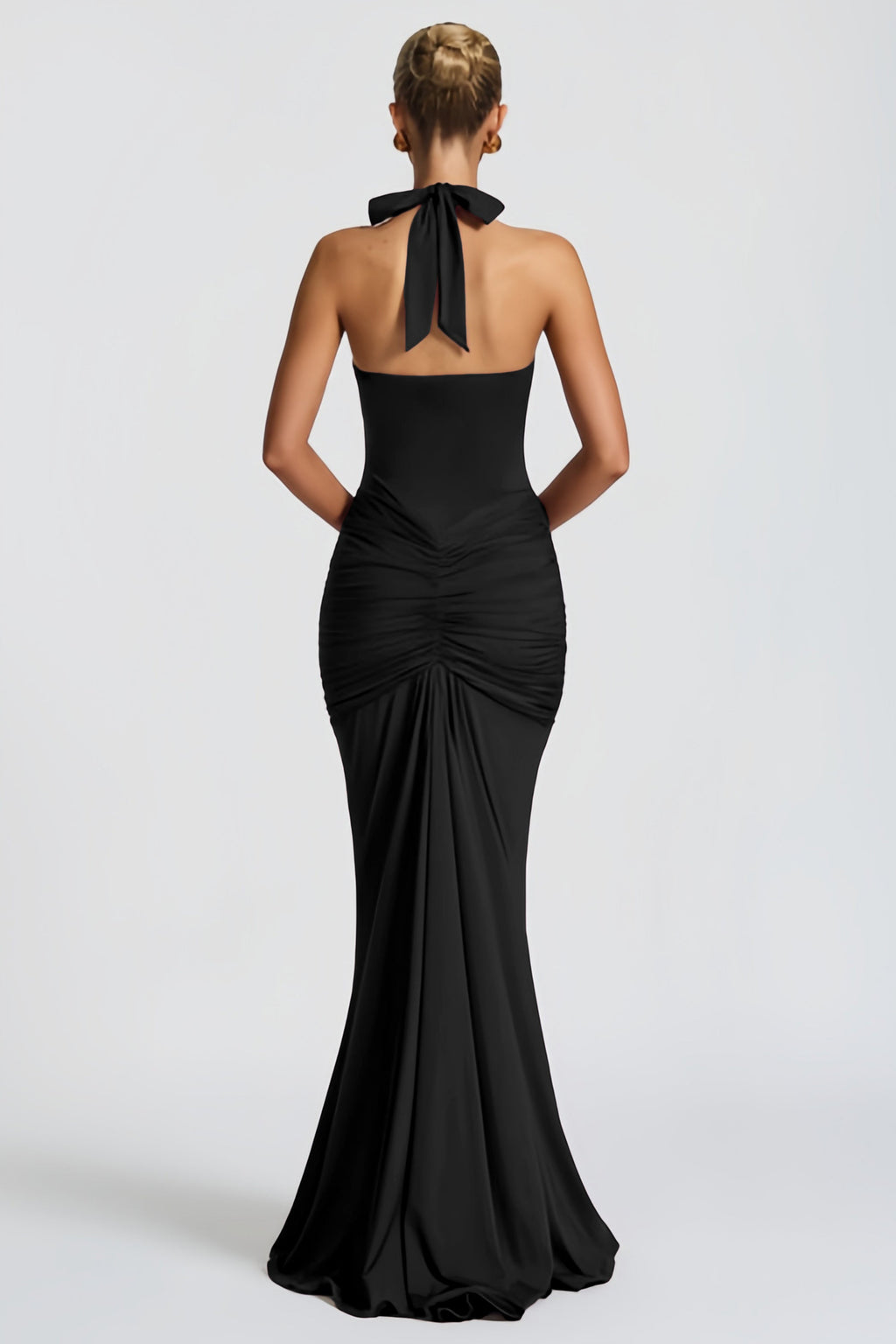 Vestido largo halter con drapeado y escote ajustado, diseño maxi de la marca Final Sale en color neutro.