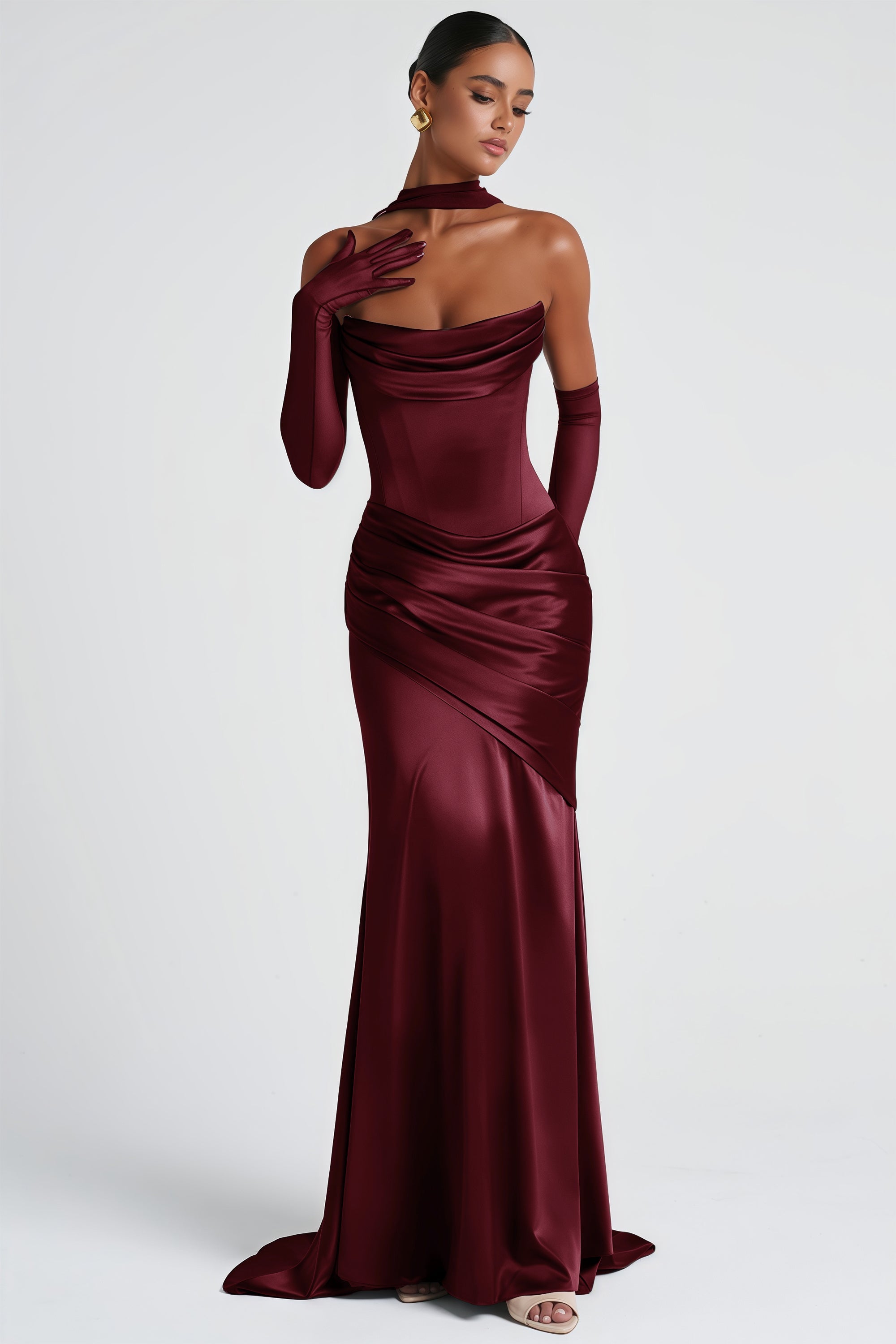 Vestido largo de satén burdeos Marilou con fruncido, elegante y sofisticado, diseñado por Final Sale para ocasiones especiales.