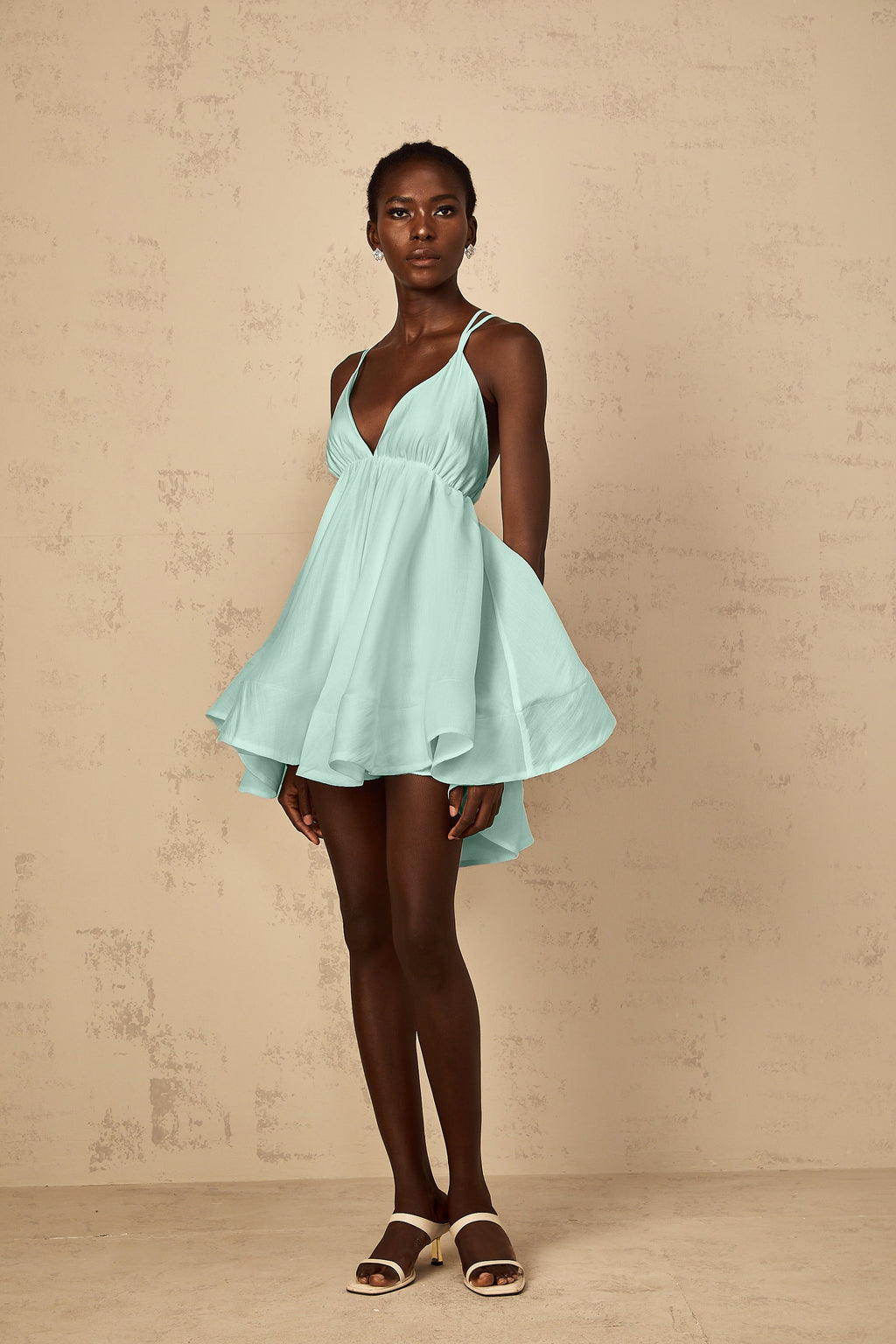 Vestido mini verde con frunces y volantes de la marca Final Sale, diseño elegante y femenino, mostrado en la imagen.