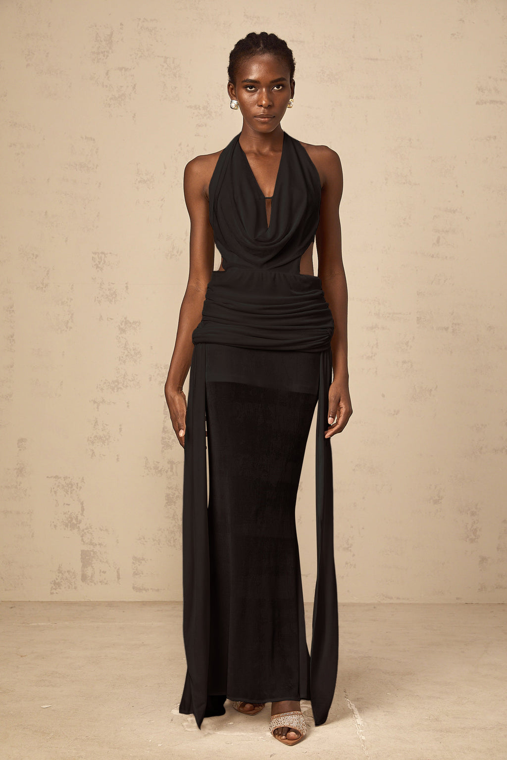 Vestido largo halter sin espalda en negro de Déotille, vestido maxi de moda para ocasiones especiales.