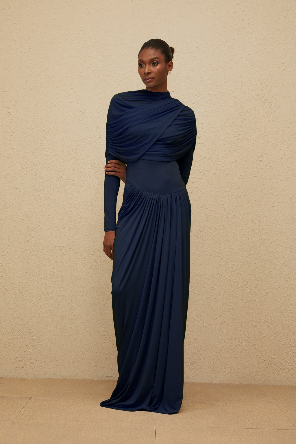 Vestido largo de manga larga y plisado en azul navy, estilo asimétrico de la marca Final Sale.