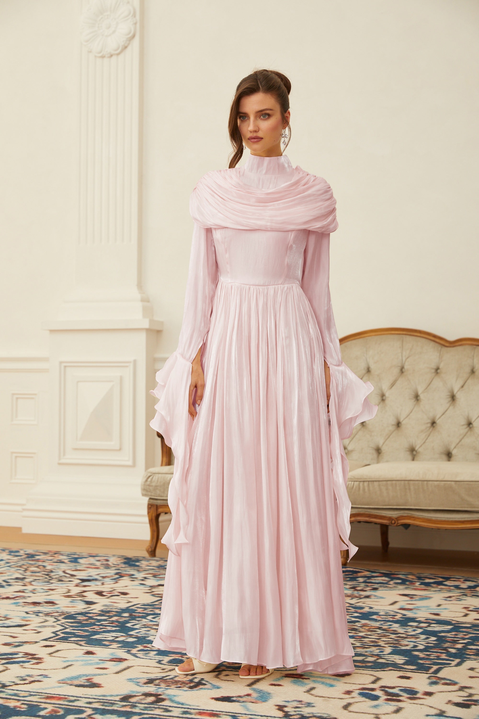 Vestido largo rosa Danuta con fruncido y plisado, estilo maxi, para mujer, en color rosa suave.