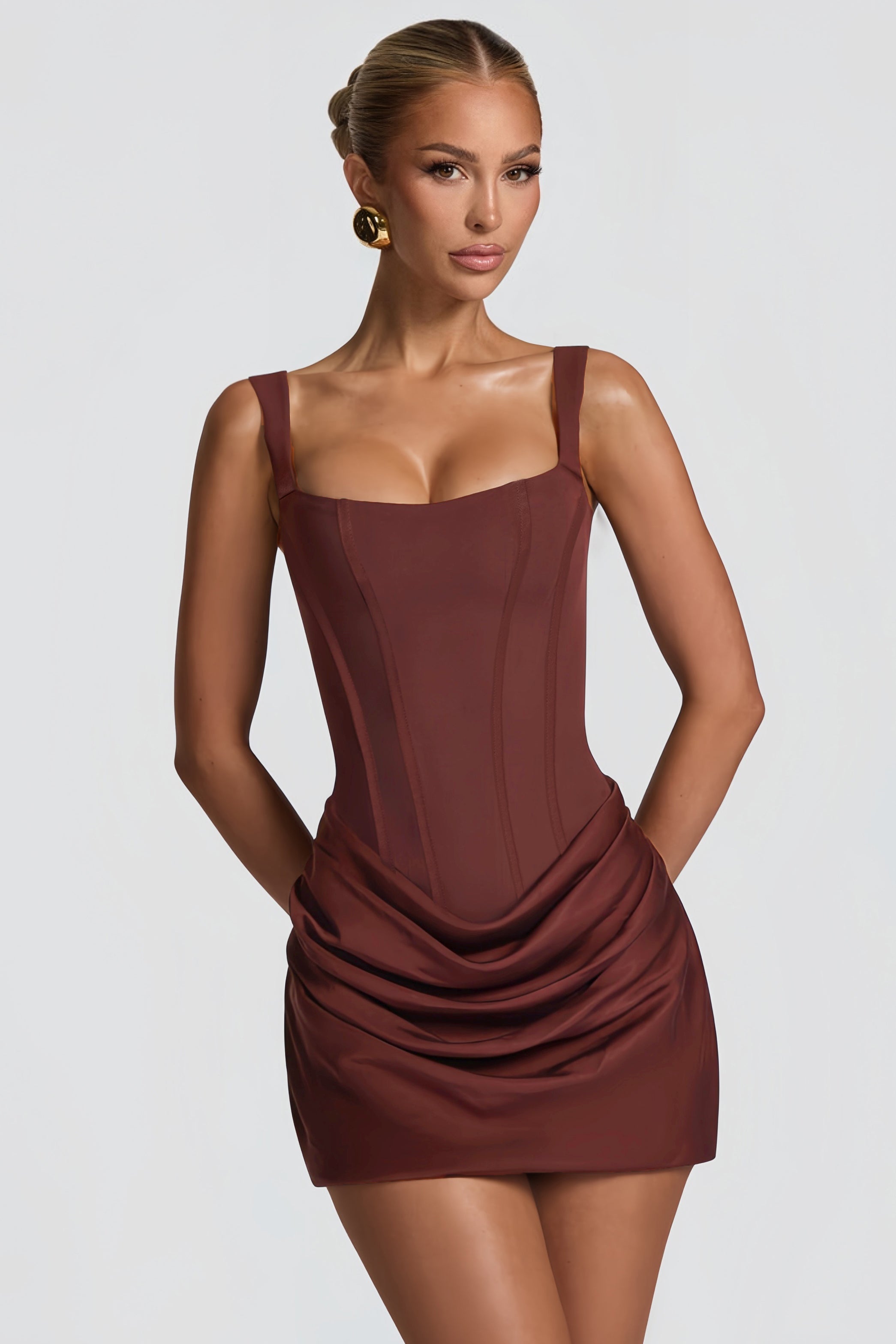 Vestido bodycon mini marrón Paulette con detalles fruncidos, ajuste ceñido y estilo elegante para ocasiones especiales.