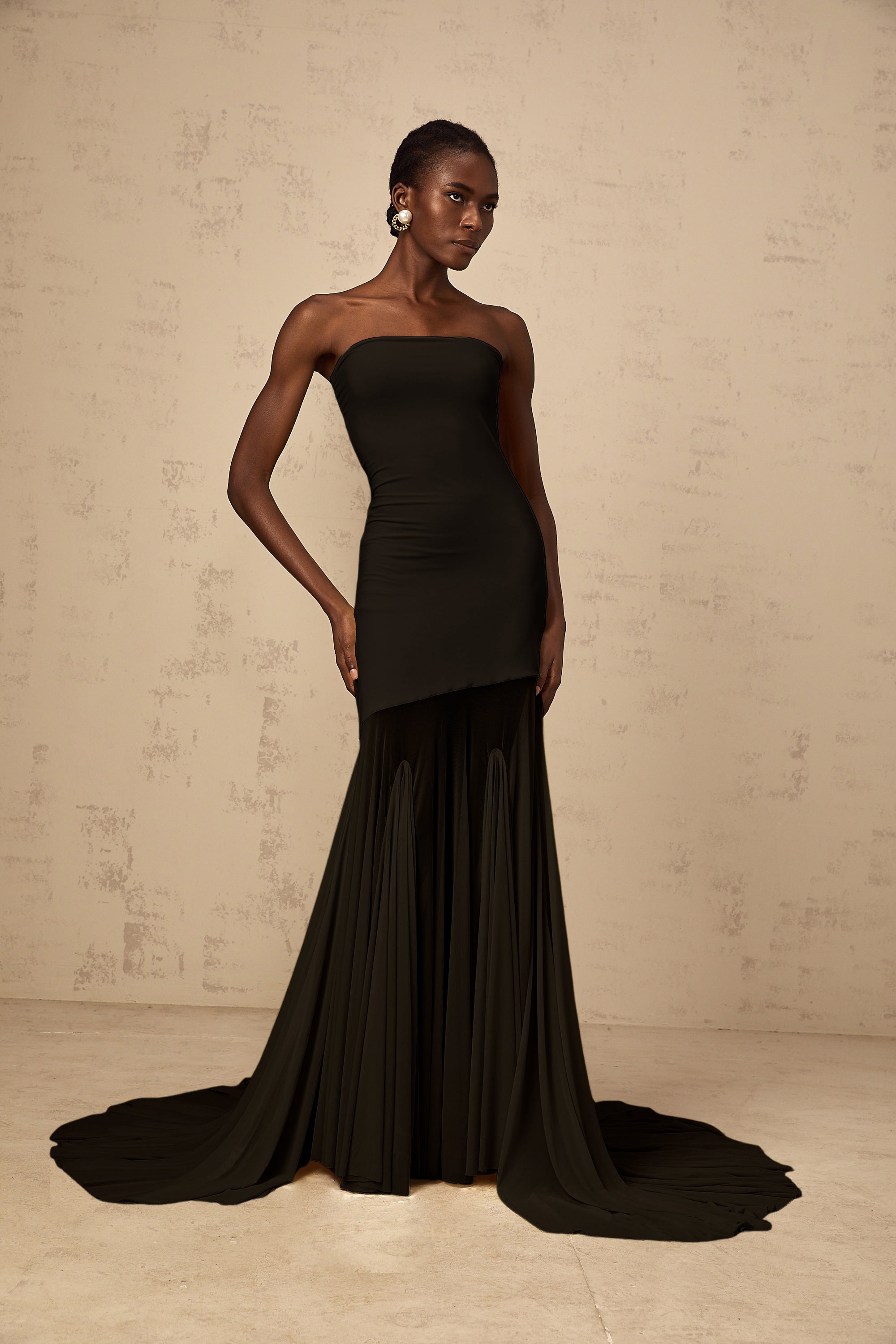 Vestido largo de tul negro Josiane de hombro descubierto, transparente y elegante, diseñado por Final Sale.
