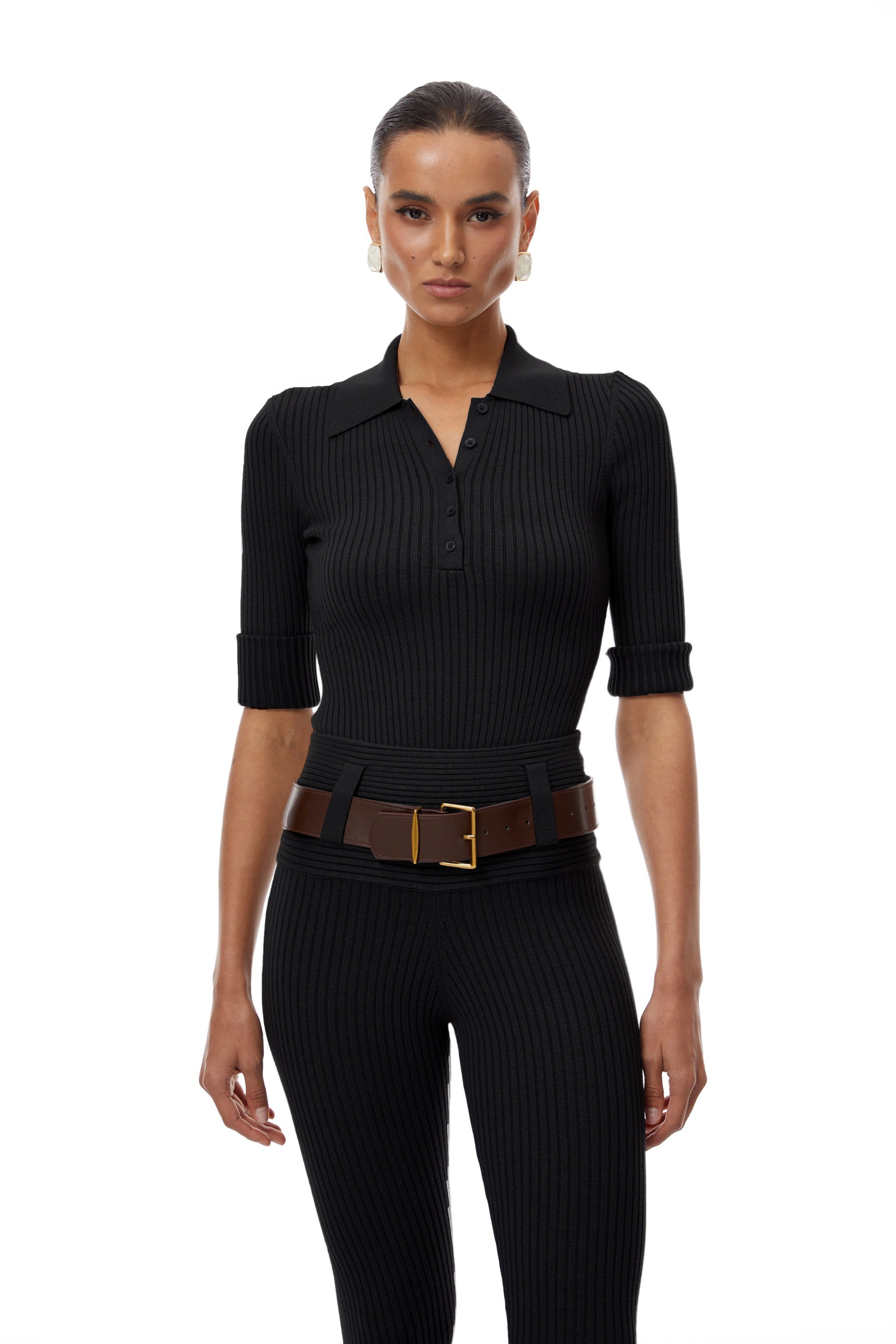 Conjunto de vestido ajustado y pantalones de punto de rayas negras de Bridal, muestra el tejido de punto y el estilo elegante.