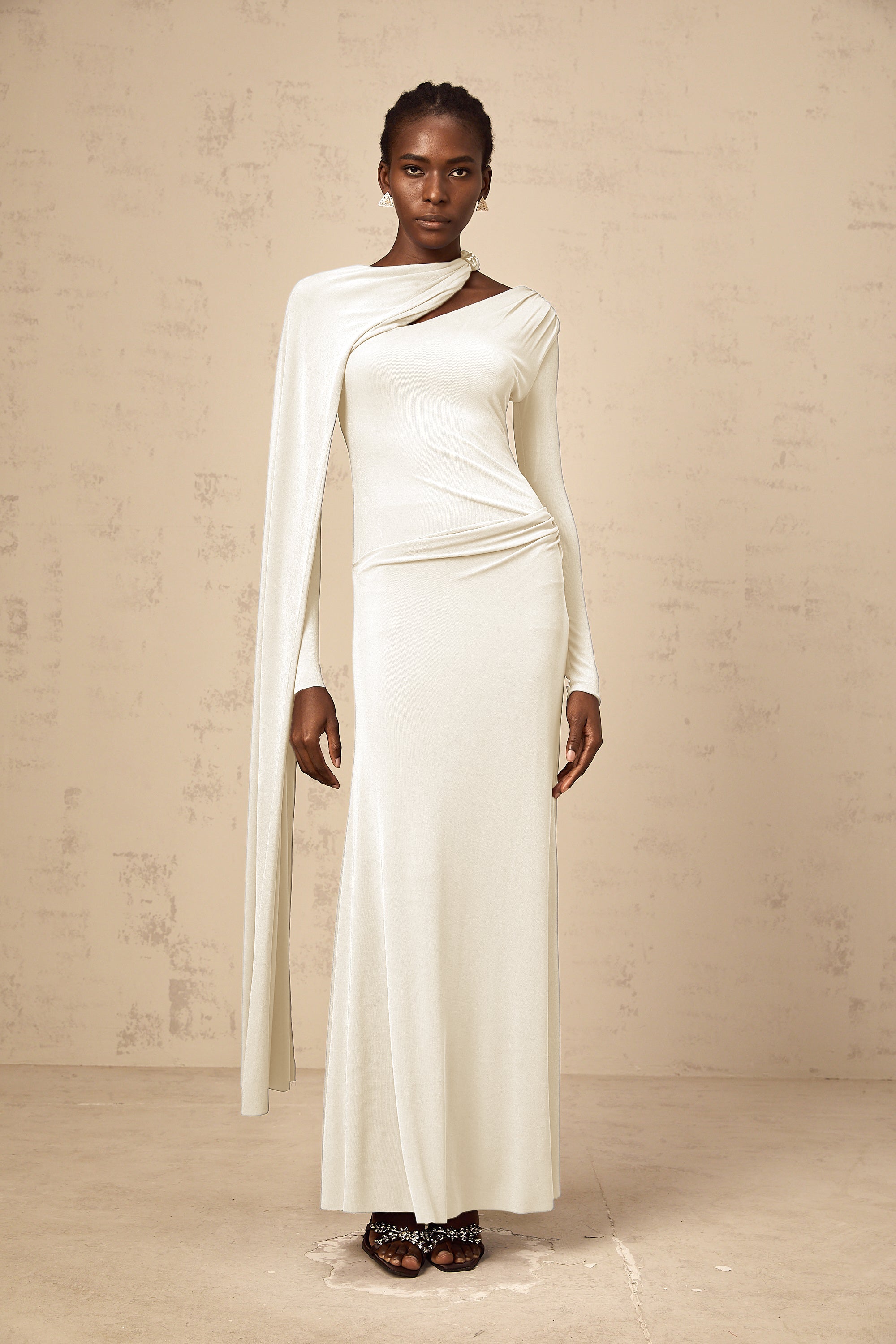 Vestido largo ajustado Josette blanco con diseño diagonal y escote en V, estilo maxi para ocasiones elegantes.