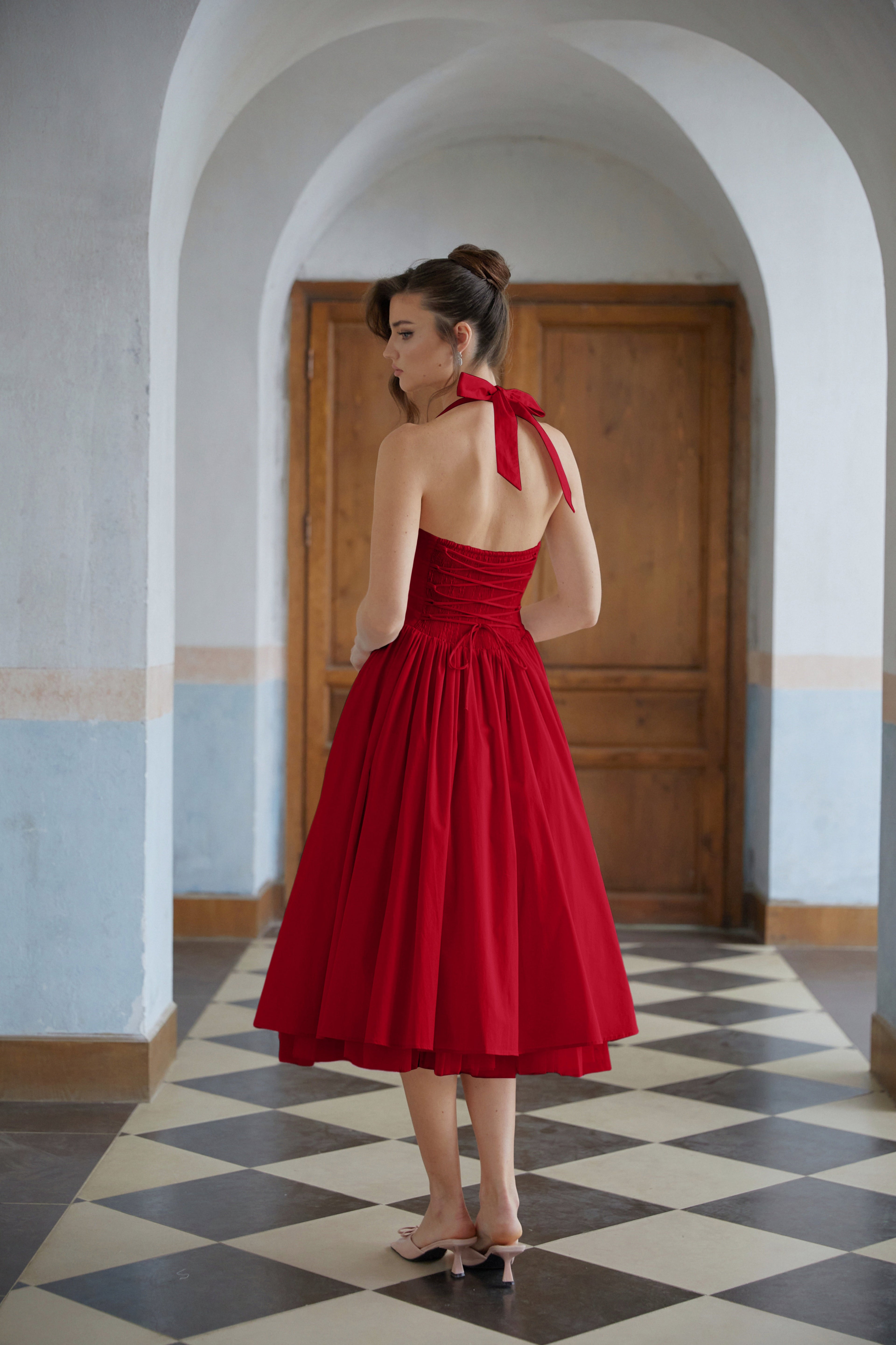 Vestido midi rojo con dobladillo en forma de capa y falda acampanada, de la marca Final Sale, mostrando el diseño elegante y fluido.