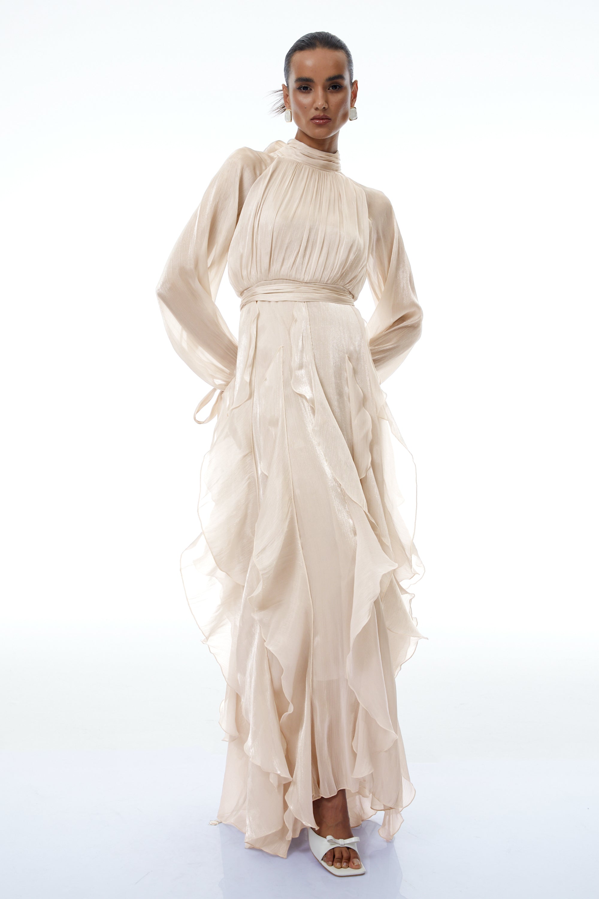 Vestido maxi Zélie en tono neutro con acabado brillante, plisado y con volantes, diseñado por Final Sale.