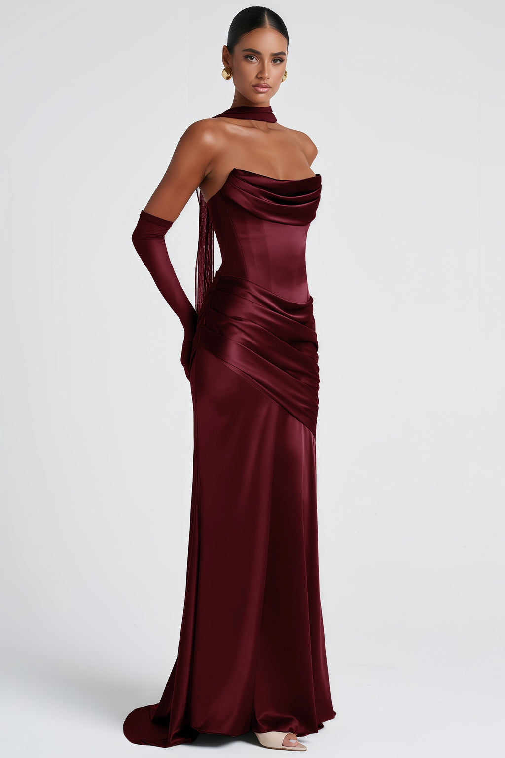 Vestido largo satinado burdeos Marilou con fruncido y escote en V, estilo maxi para ocasiones elegantes.