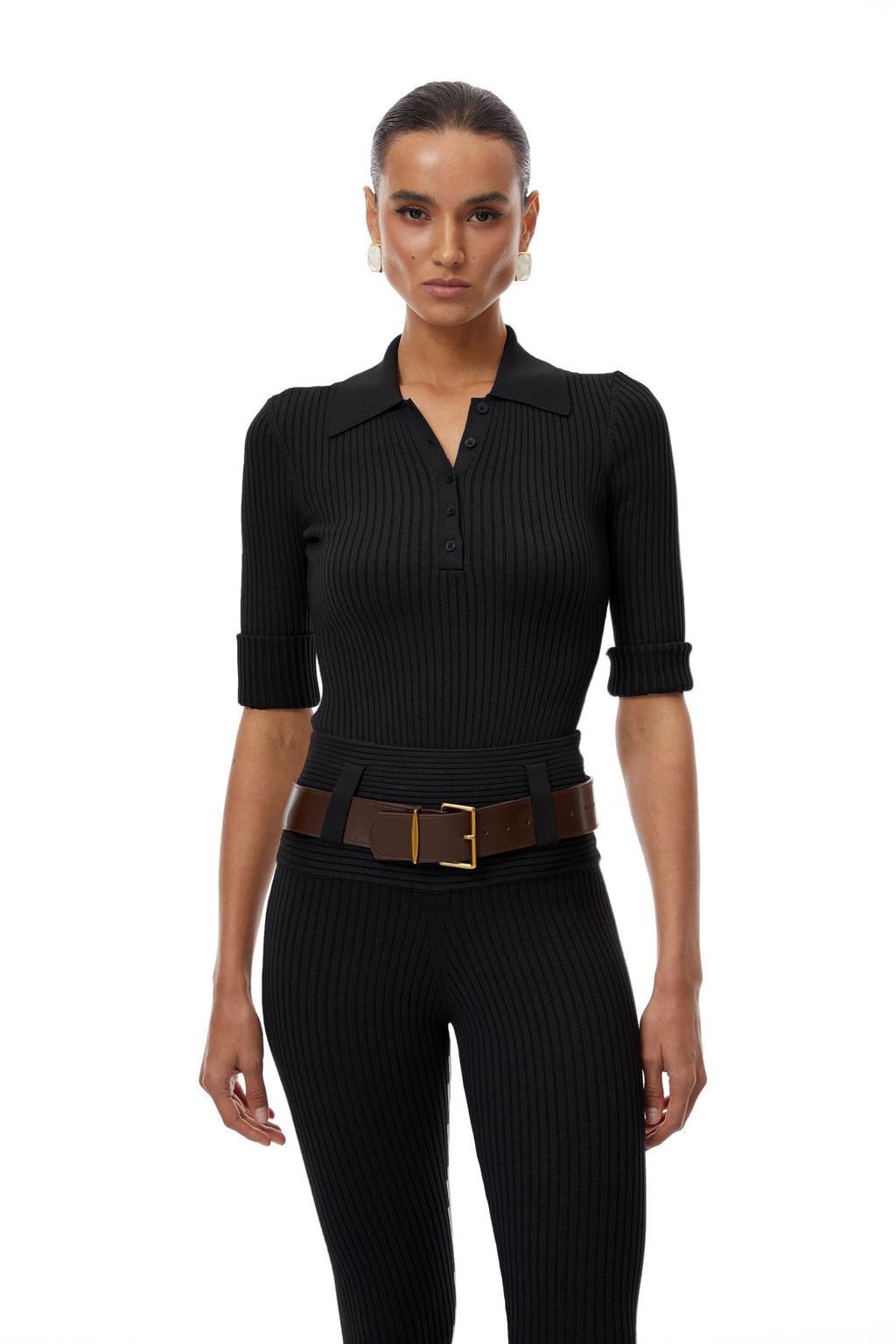 Conjunto de cuerpo y pantalones de punto acanalado negro de la marca Final Sale, vista de frente en la imagen.