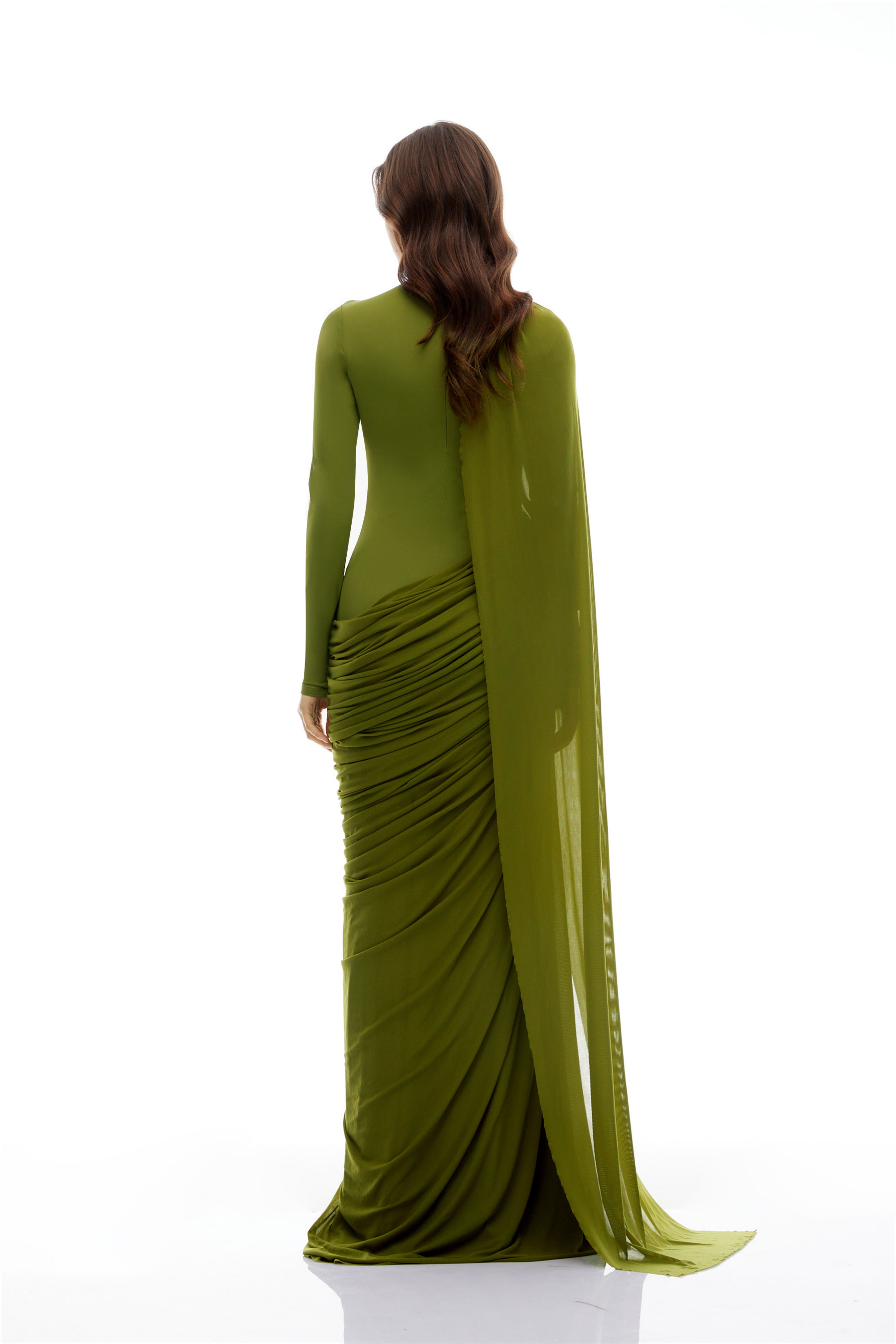 Vestido largo asimétrico de novia Emilia verde con lazos y drapeado, diseño elegante y femenino, vista frontal del vestido.
