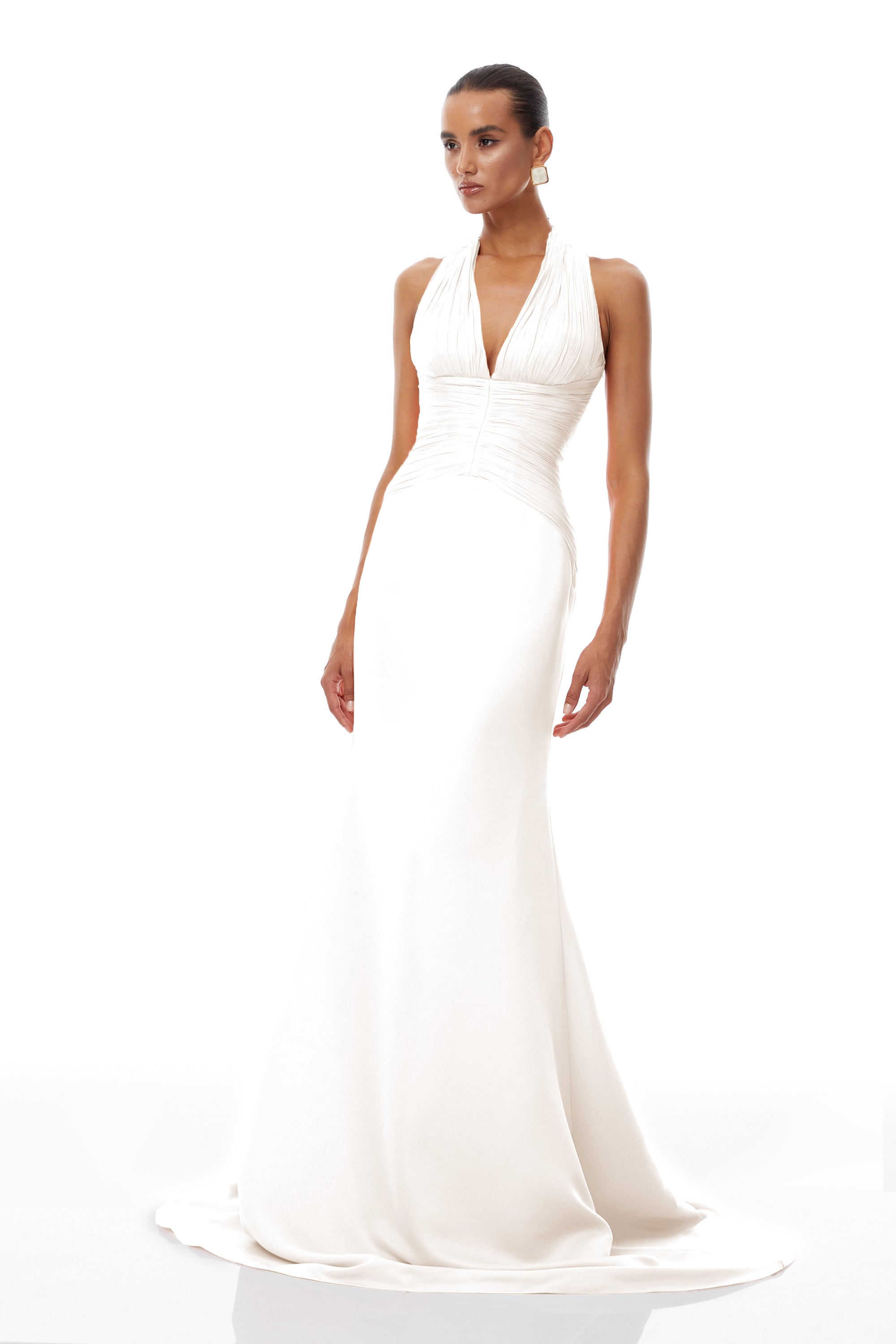 Vestido maxi blanco de tren con diseño recogido de Emmeline, estilo elegante y moderno para ocasiones especiales.