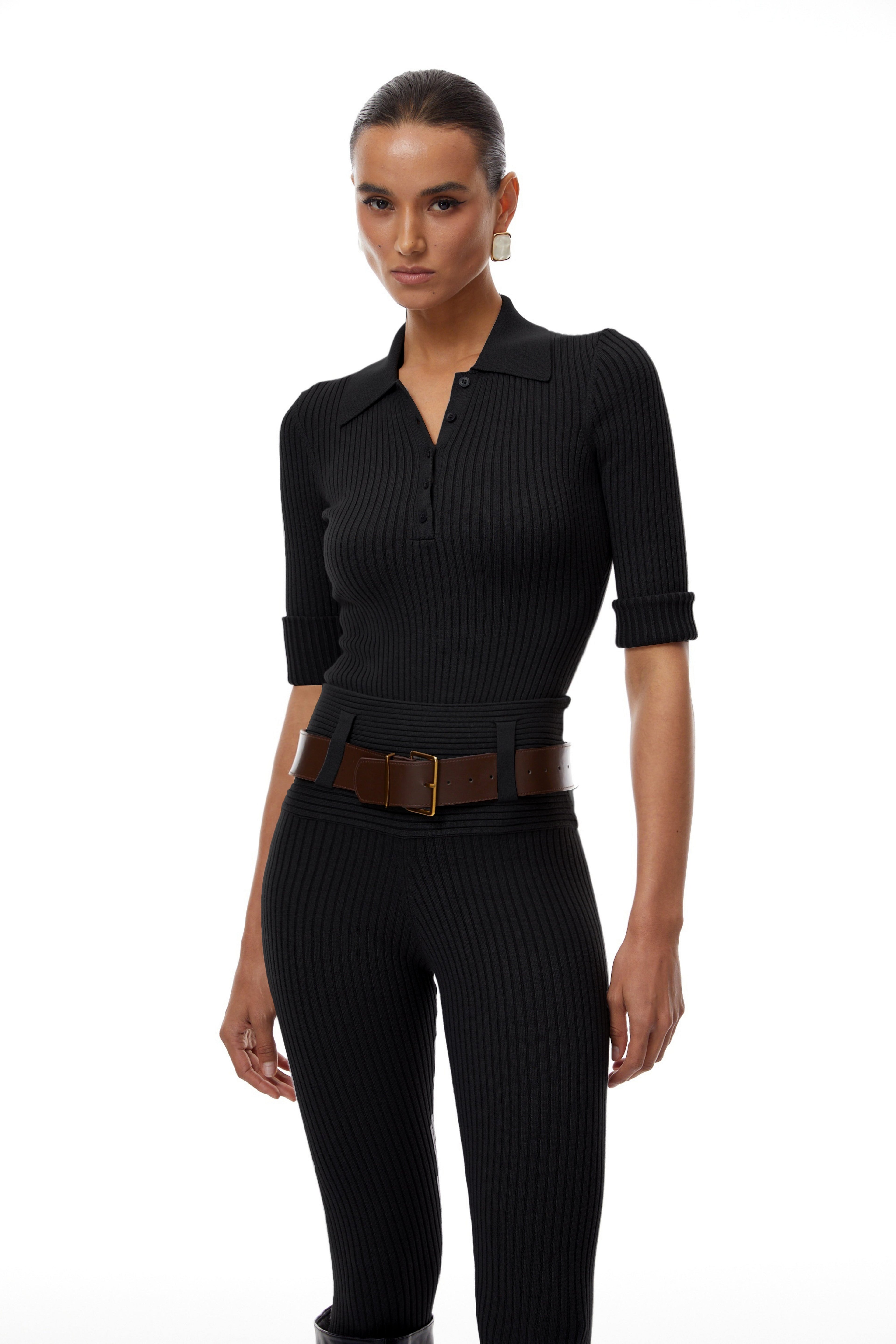 Conjunto de body y pantalones de punto acanalado negro de Final Sale, vista frontal del conjunto en un fondo neutro