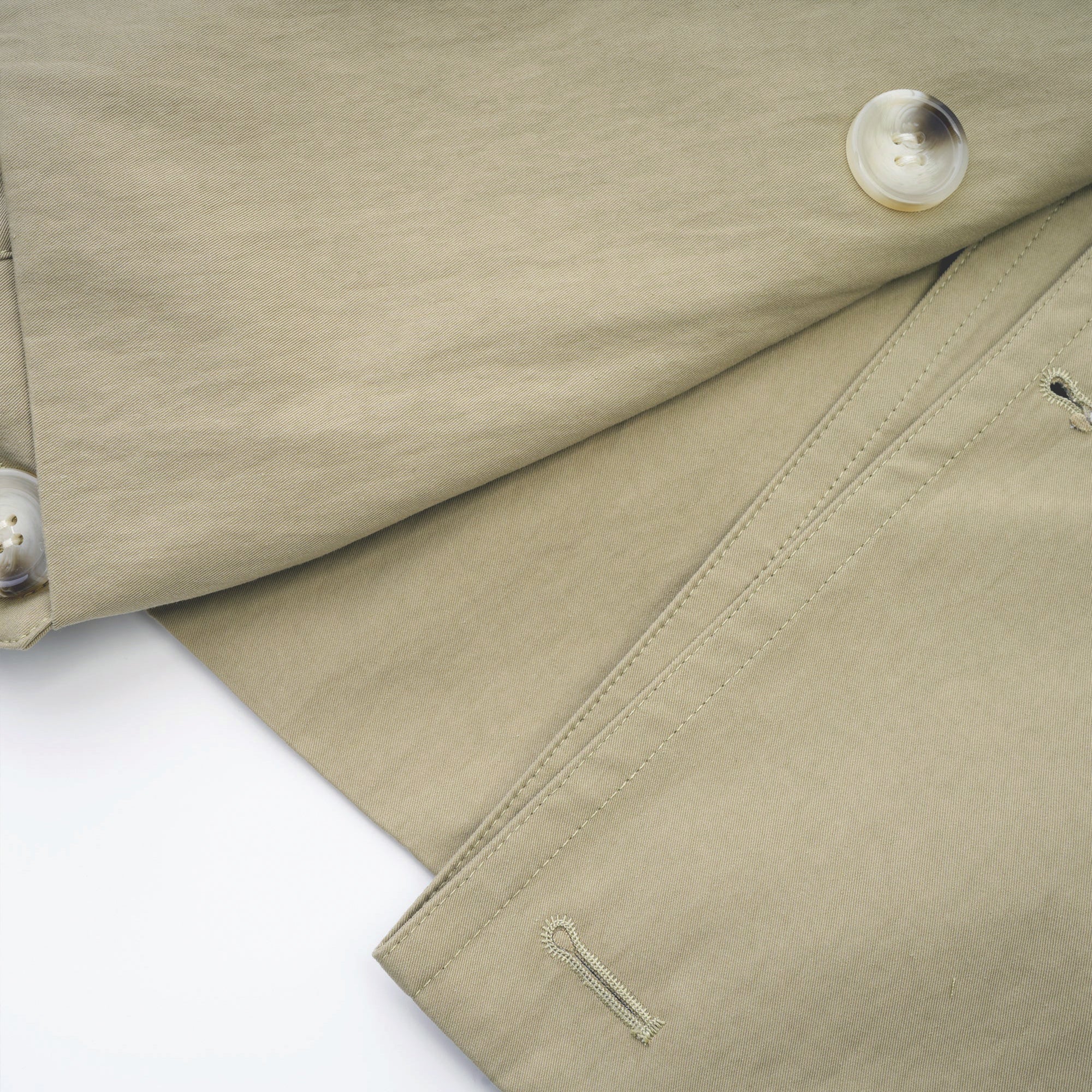 Abrigo trench con cinturón de cintura de la marca Bridal, en color neutro, con diseño clásico y detalles elegantes.