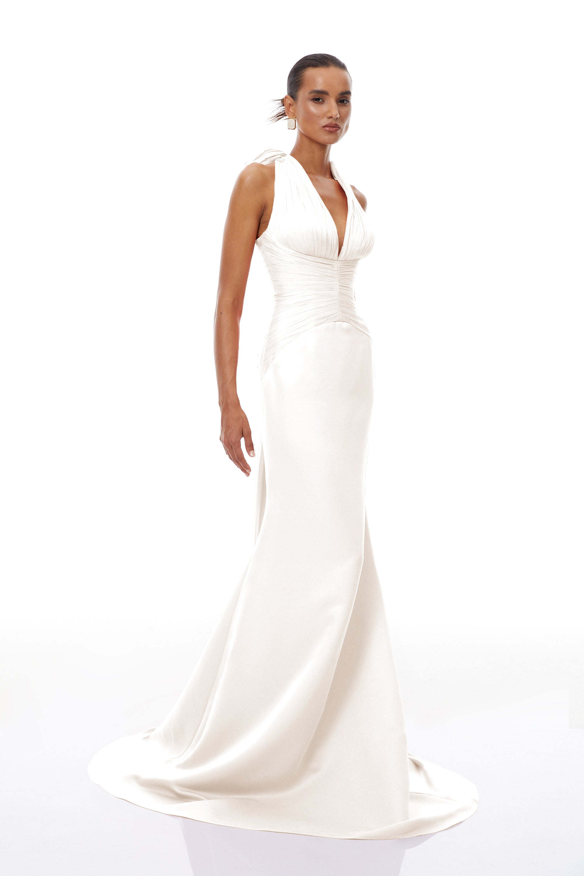 Vestido maxi blanco con diseño de tren y detalles fruncidos de la marca Final Sale, con estilo elegante y corte largo.