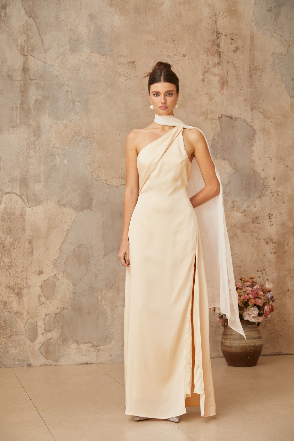 Vestido largo de satén Thérèse con diseño neutro, estilo maxi y elegante, en tonalidades suaves y detalles sofisticados.